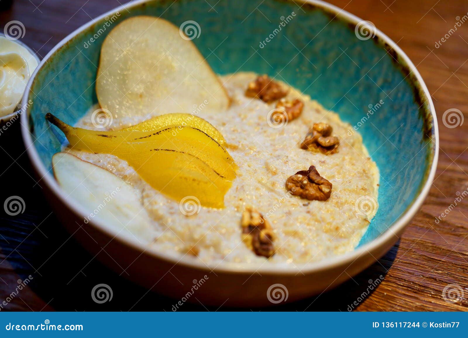 Овсяная каша с грушей и корицей