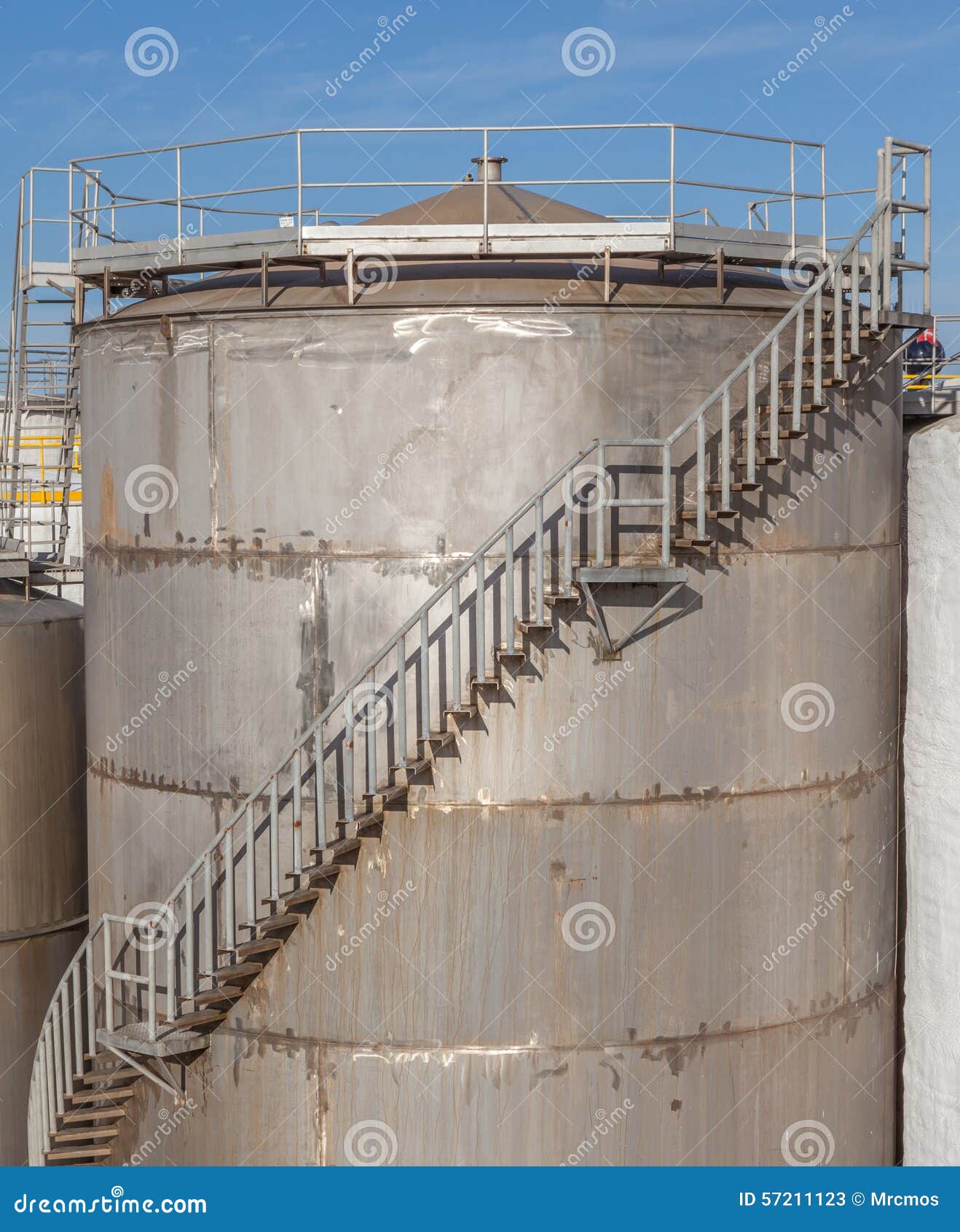 цистерна c-430s. резервуар дизельного топлива ргс. лестница цистерны. лестница кольцевая рвс-400. площадки обслуживания резервуаров рвс.