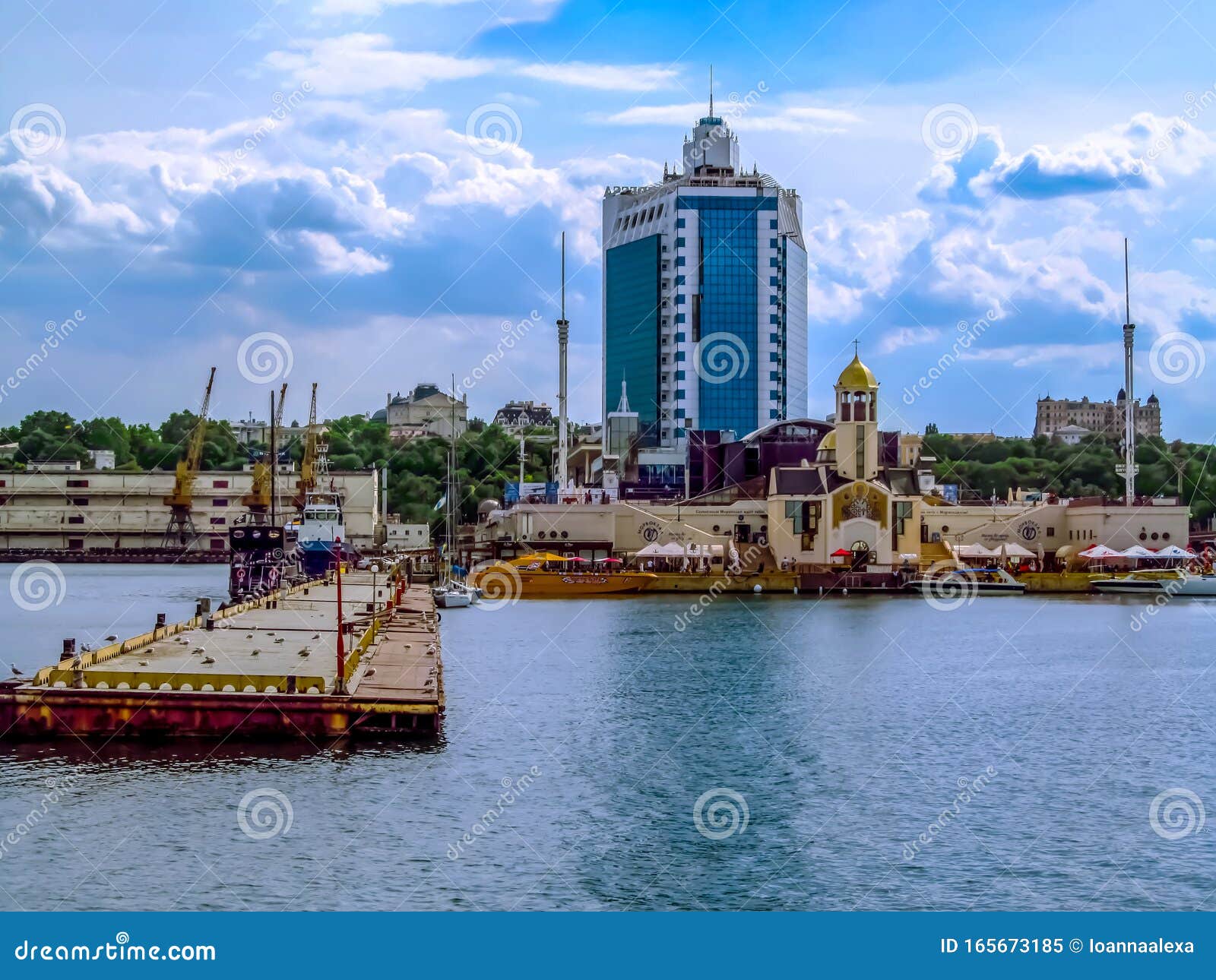 Одесский морской вокзал - вид с Черного моря Редакционное Изображение -  изображение насчитывающей самомоднейше, гребли: 165673185