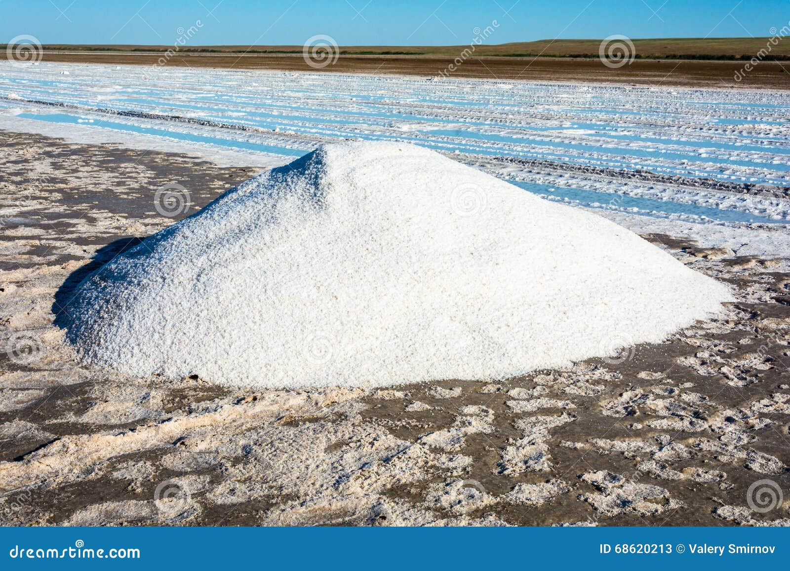 Соль добывается в озере. Поваренная соль озеро Баскунчак. Каменная соль Баскунчак. Баскунчак добыча соли. Добыча соли на озере Баскунчак.