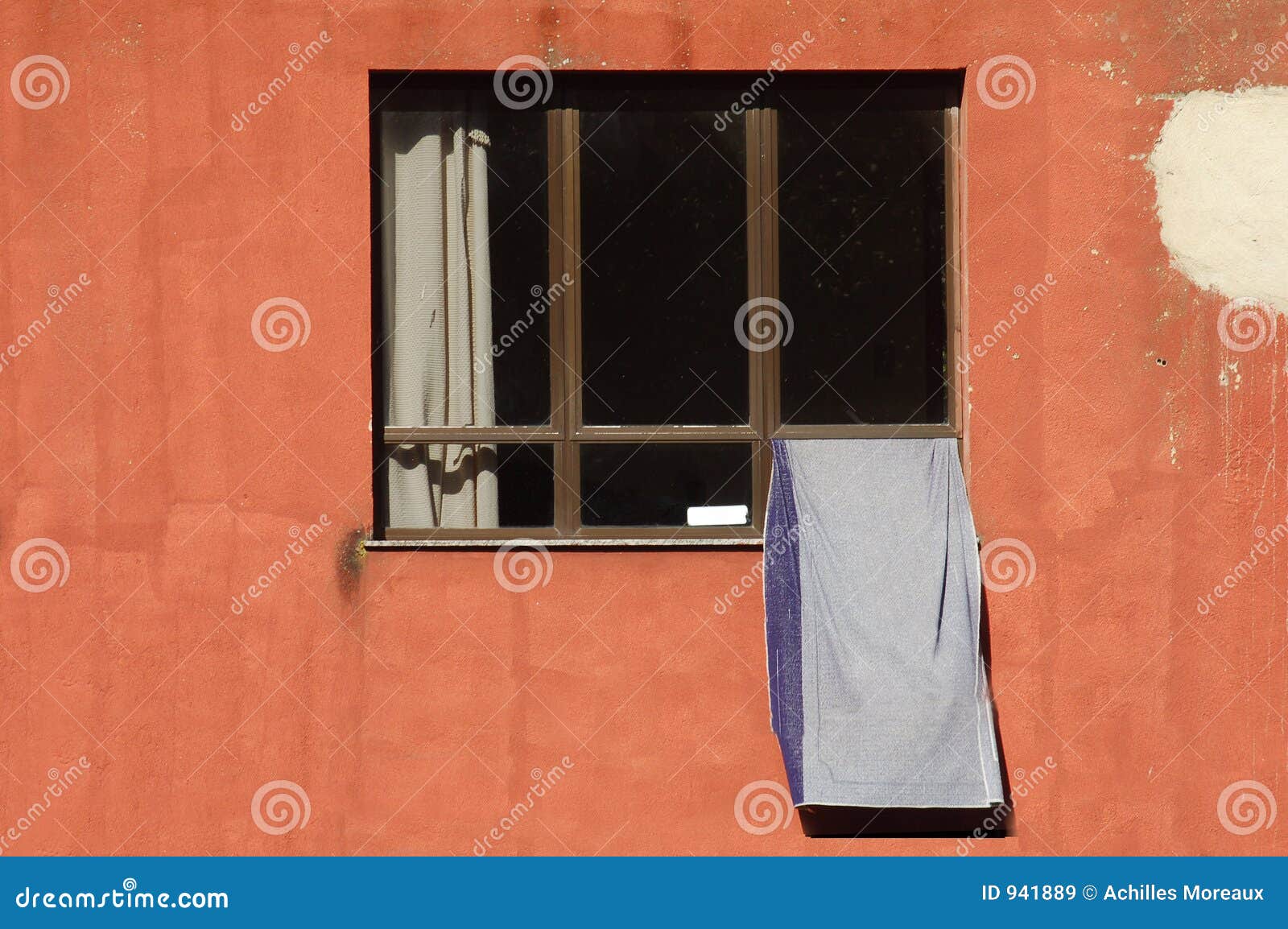Полотенце окна. Полотенце для окон. Полотенца сушатся на окне. Полотенце висит на окне. Полотенца сушатся за окном.