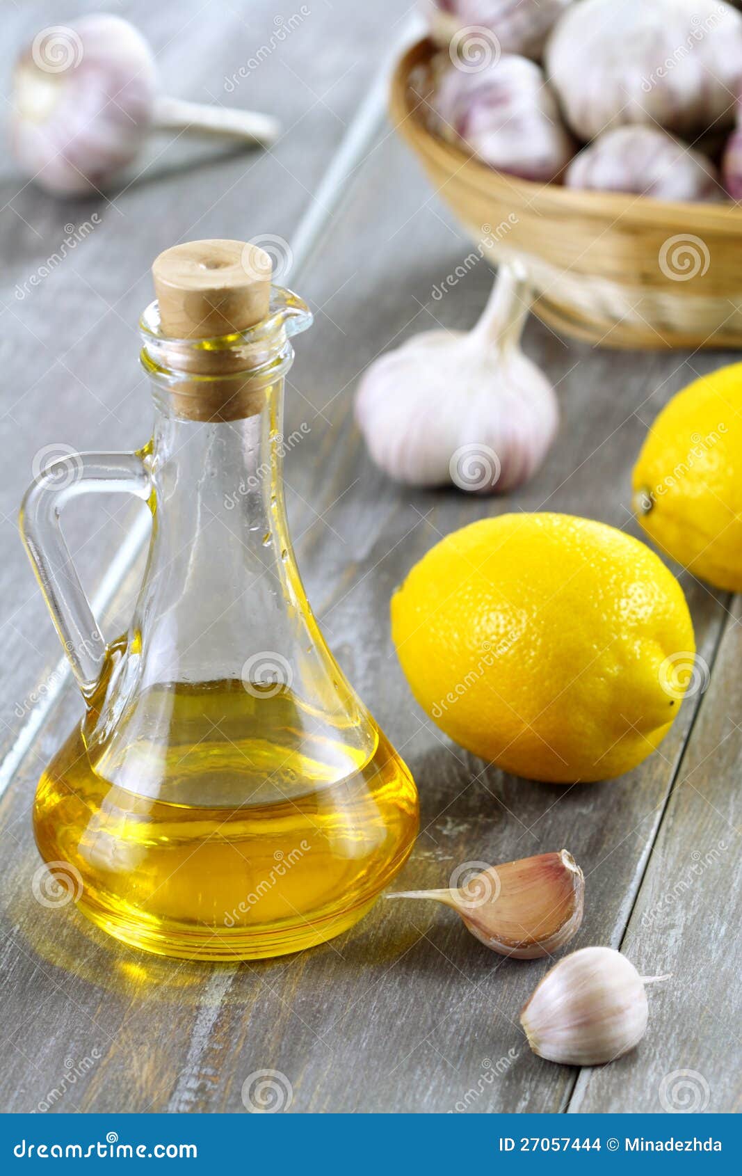 Рецепт лимона чеснока воды. Чесночное оливковое масло. Масло оливковое с лимоном. Масло оливковое с чесноком. Оливковое масло и мед.