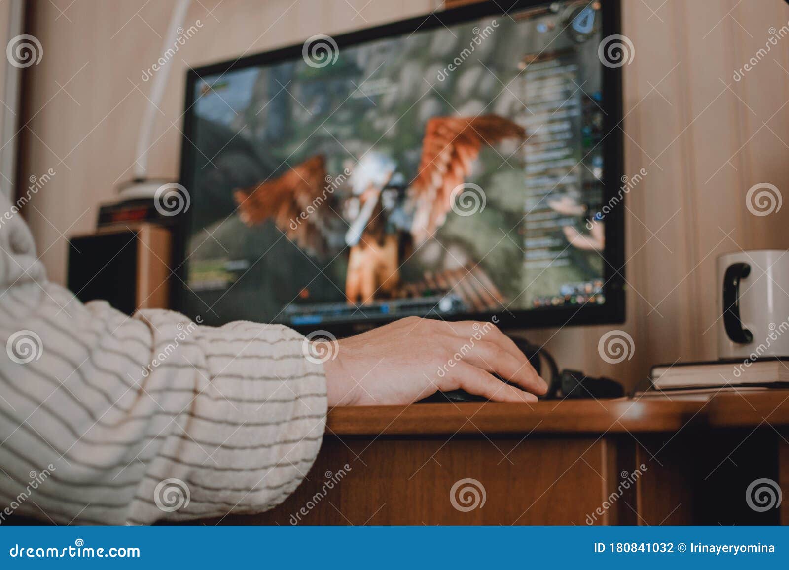 Онлайн видео игры, чтобы играть во время карантина коронавирус. Игры для  взрослых, в сущности, разоблачающие от социальной изоляци Редакционное  Фотография - изображение насчитывающей компьютер, мужчина: 180841032