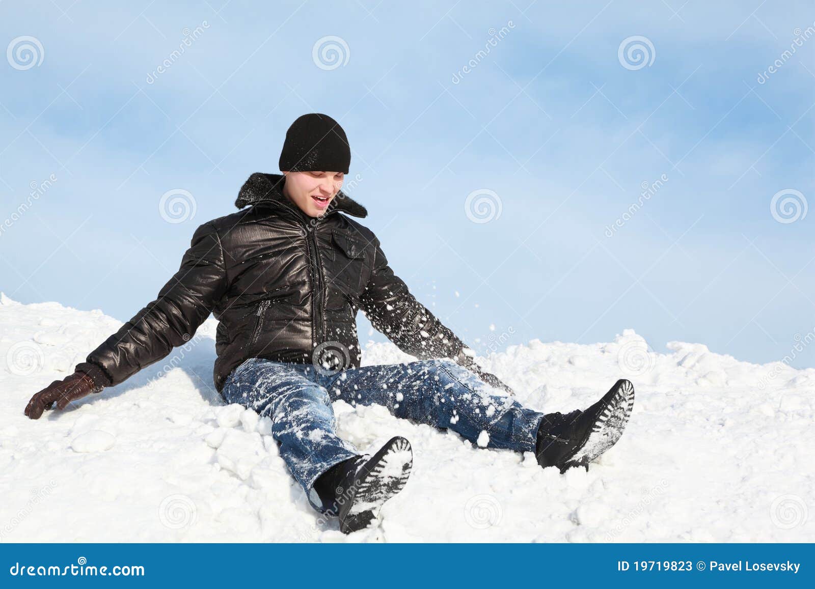 Сидит сугробе. Сидит в снегу. Человек сидит на снегу. Парень сидит на снегу. Сидит в сугробе.