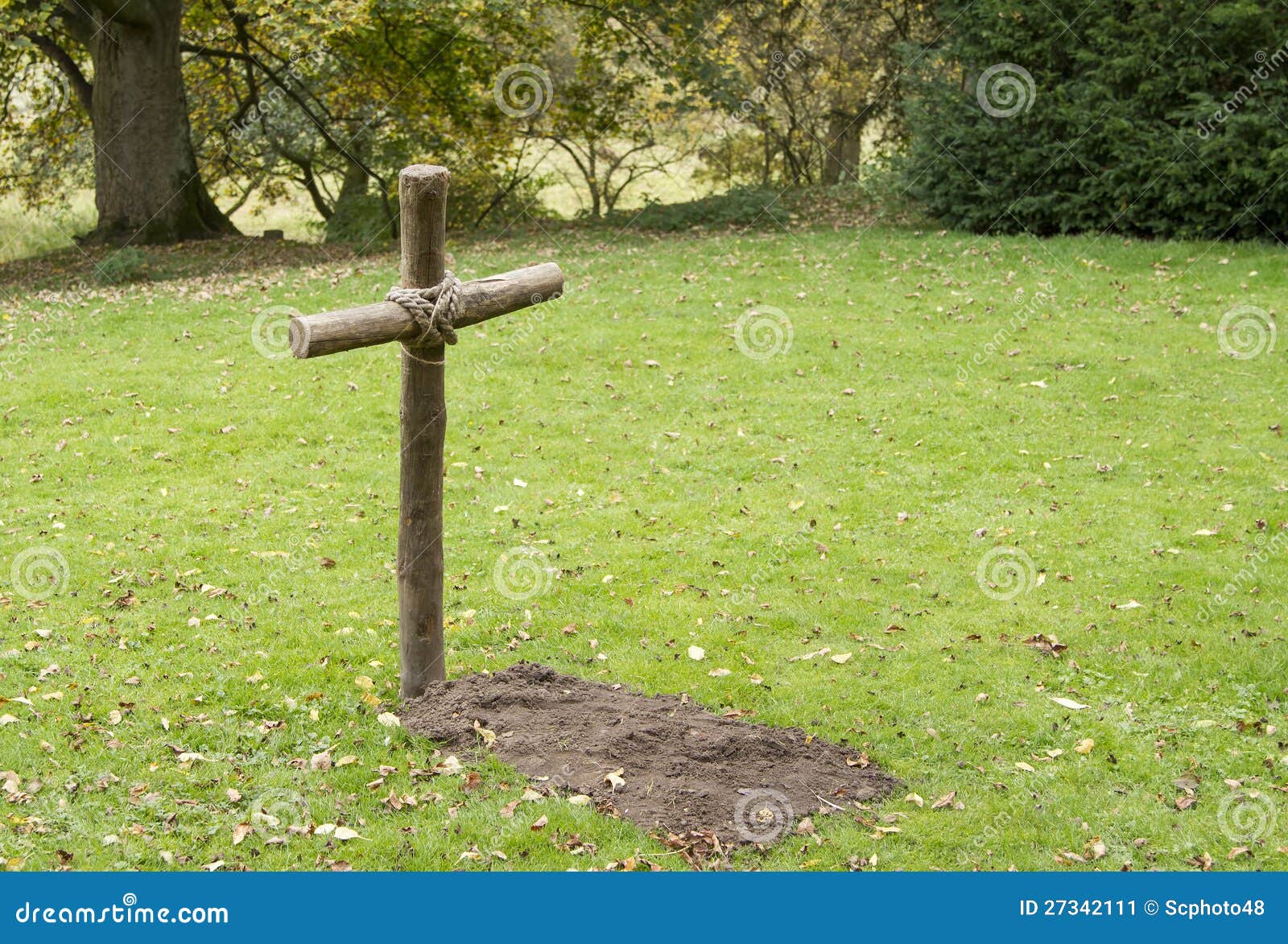 Бегущая могила на русском. Деревянный крест на могилу. Старые могильные холмики. Крест из палок. Крест в земле.