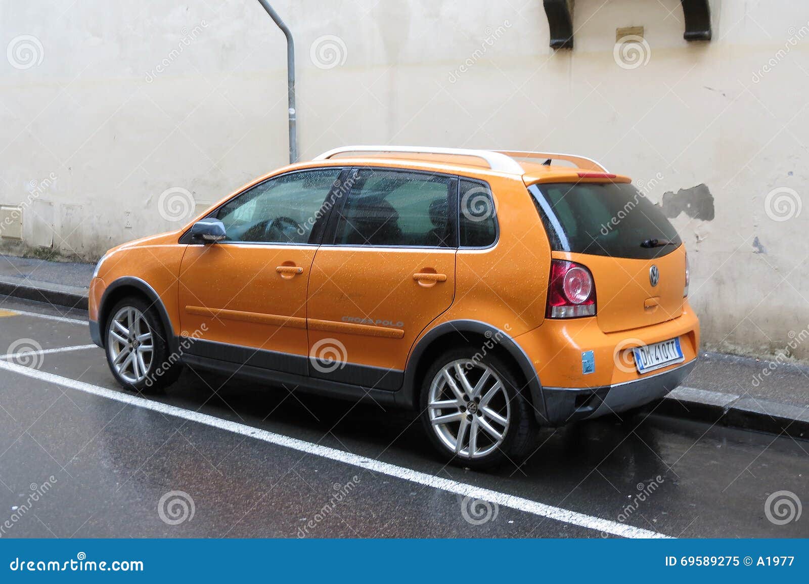 Оранжевый автомобиль Volkswagen Polo Редакционное Изображение - изображение  насчитывающей колесо, двигатель: 69589275