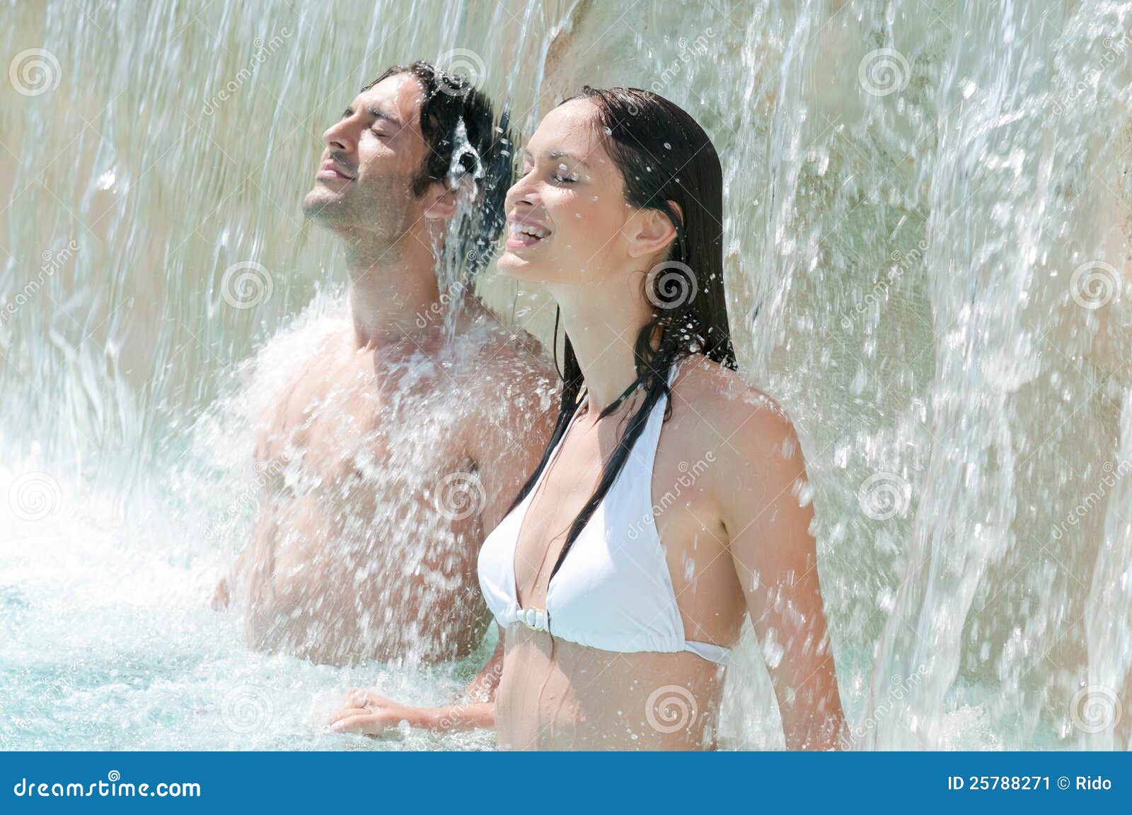 Пока муж купался. Купание под водопадом. Девушка купается под водопадом. Мужчина и женщина купаются. Парень с девушкой купаются.