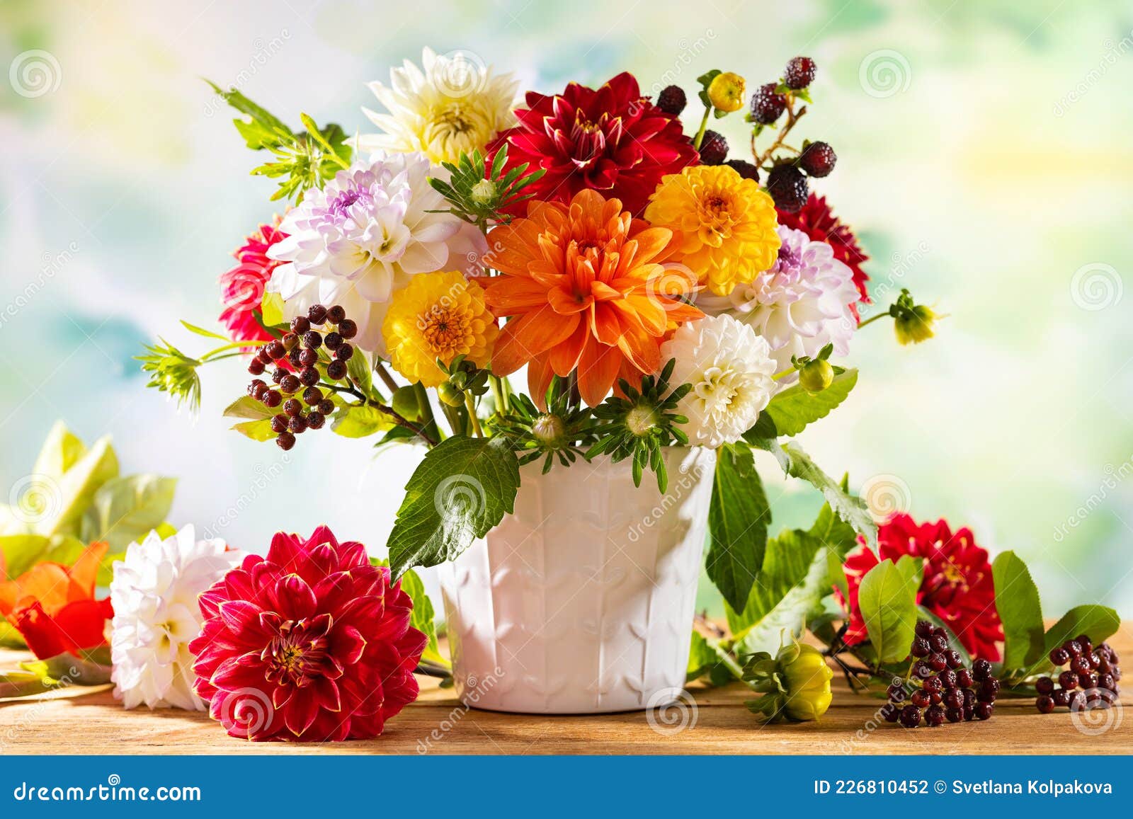 осенняя натюрморт с садовыми цветами. красивый букет осени в вазе на  деревянном столе. красочная далия хризантема и Стоковое Фото - изображение  насчитывающей хризантема, торжество: 226810452