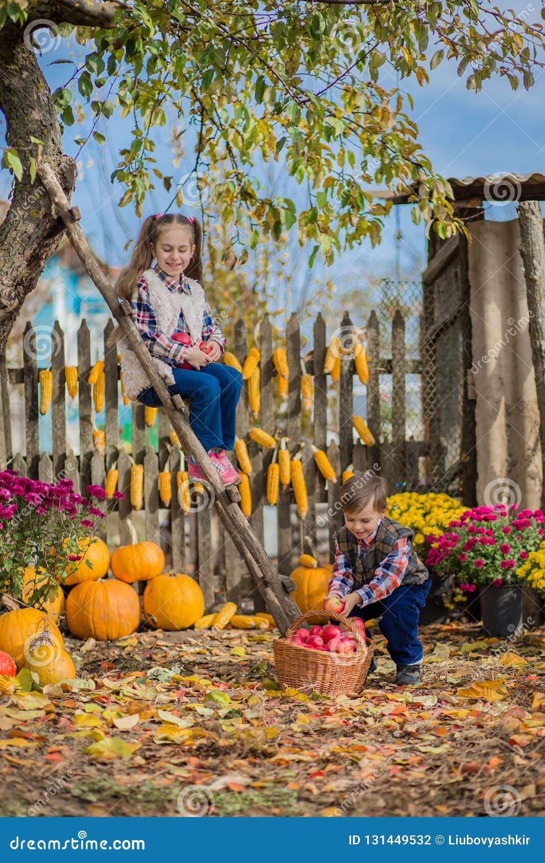 Фото Детей С Яблоками Осень