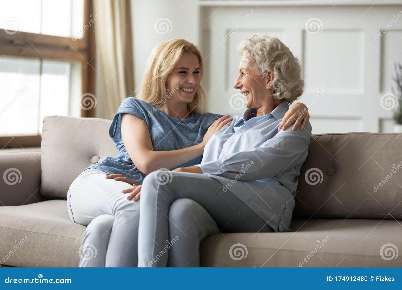 зрелые мамы Осчастливленные взрослых мама и дочь веселятся дома Стоковое Фото -  изображение насчитывающей возмужало, бомб: 174912480