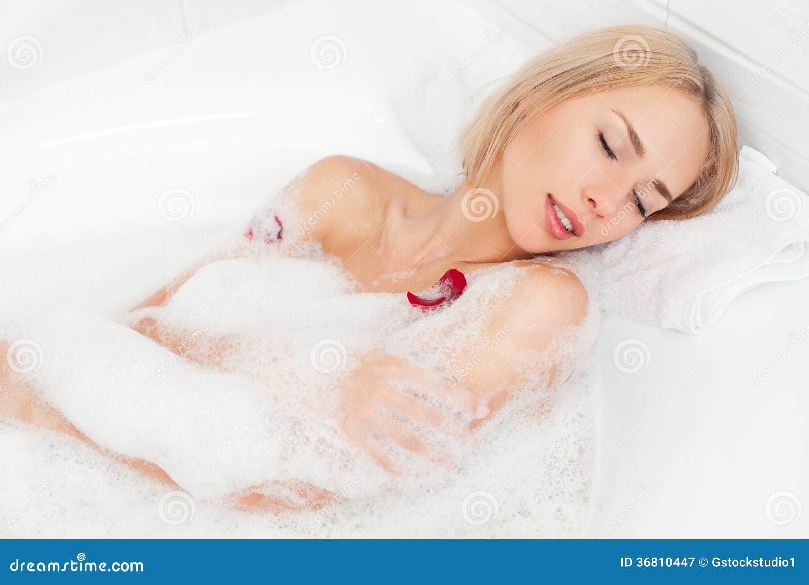 Жена после ванны. Девушка лежит в ванне вид сверху. Ослабление в жемчужной ванне. Lying in the Bathtub. Девушка в жемчужной пене.