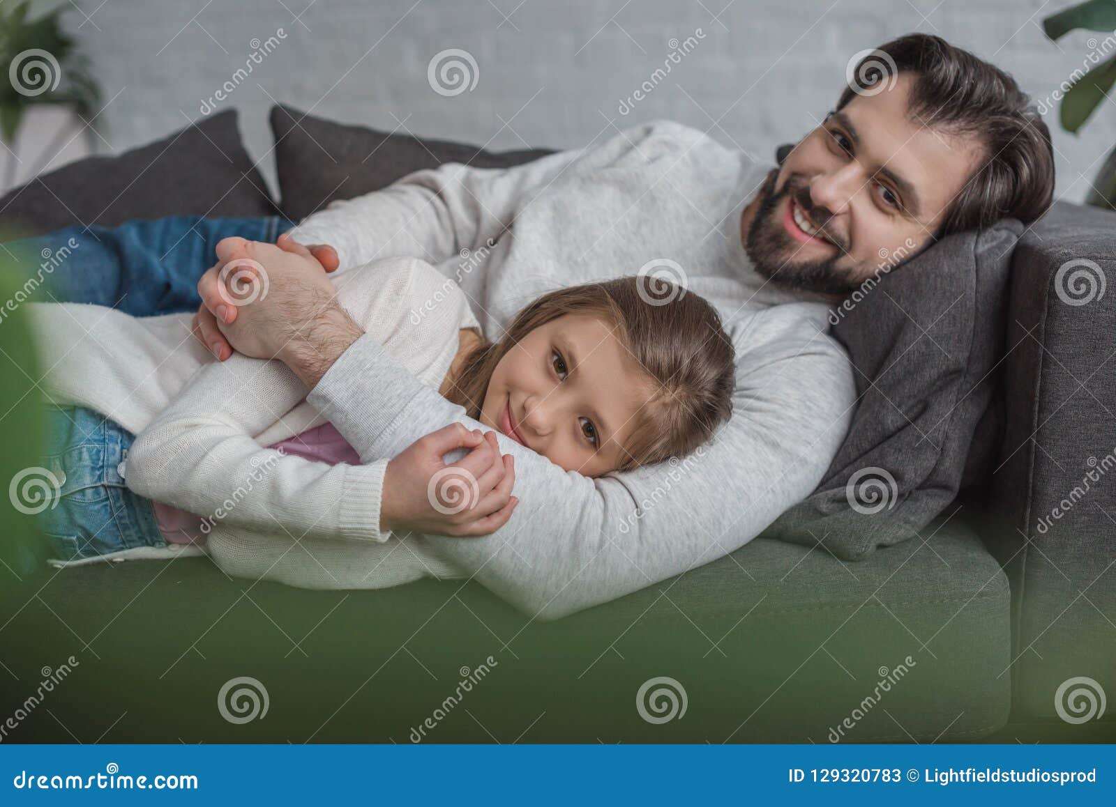 фотосессия папы с дочкой на диване. отец лежит дочери. дочка лежит на отце. кровать для дочери. отец лежит дочери.