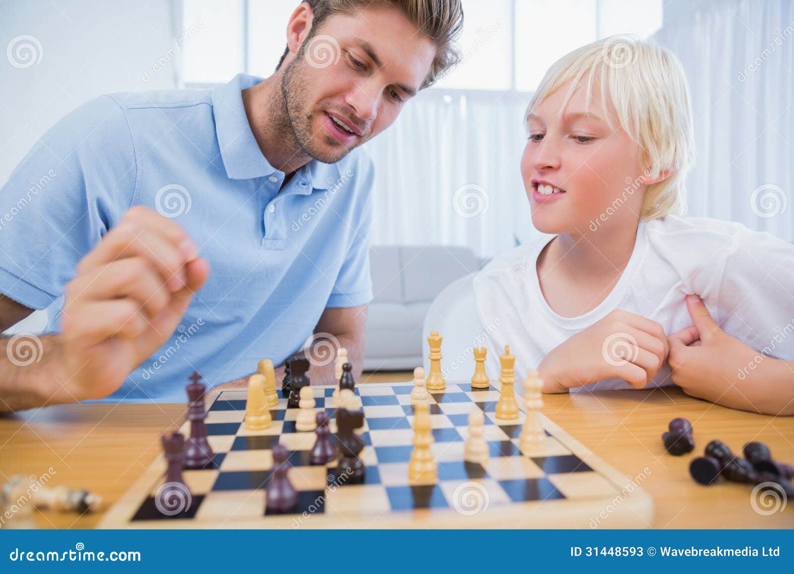 Папа играет в шахматы. Игра в шахматы отец и сын. Папа с сыном играют в шахматы. Папа с сыном играют в шахматы фото.