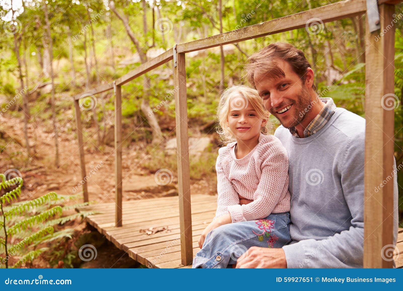 Маленькая падчерица. Взрослые родители. Соблазн отца. Папа совращает дочь. Молодая дочь и ее отец.