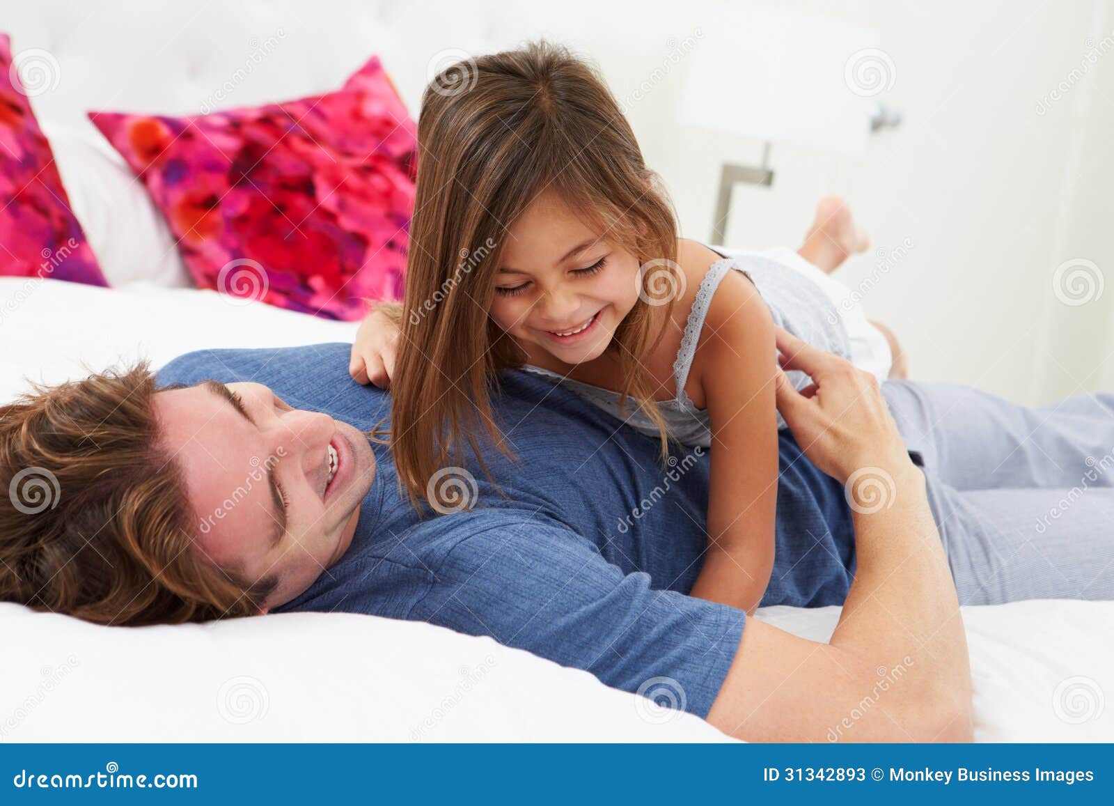 Father sleep daughter. Фотосессия в постели папа. Девочка с папой в постели. Папа лежит на дочери. Дочь лежит на отце.