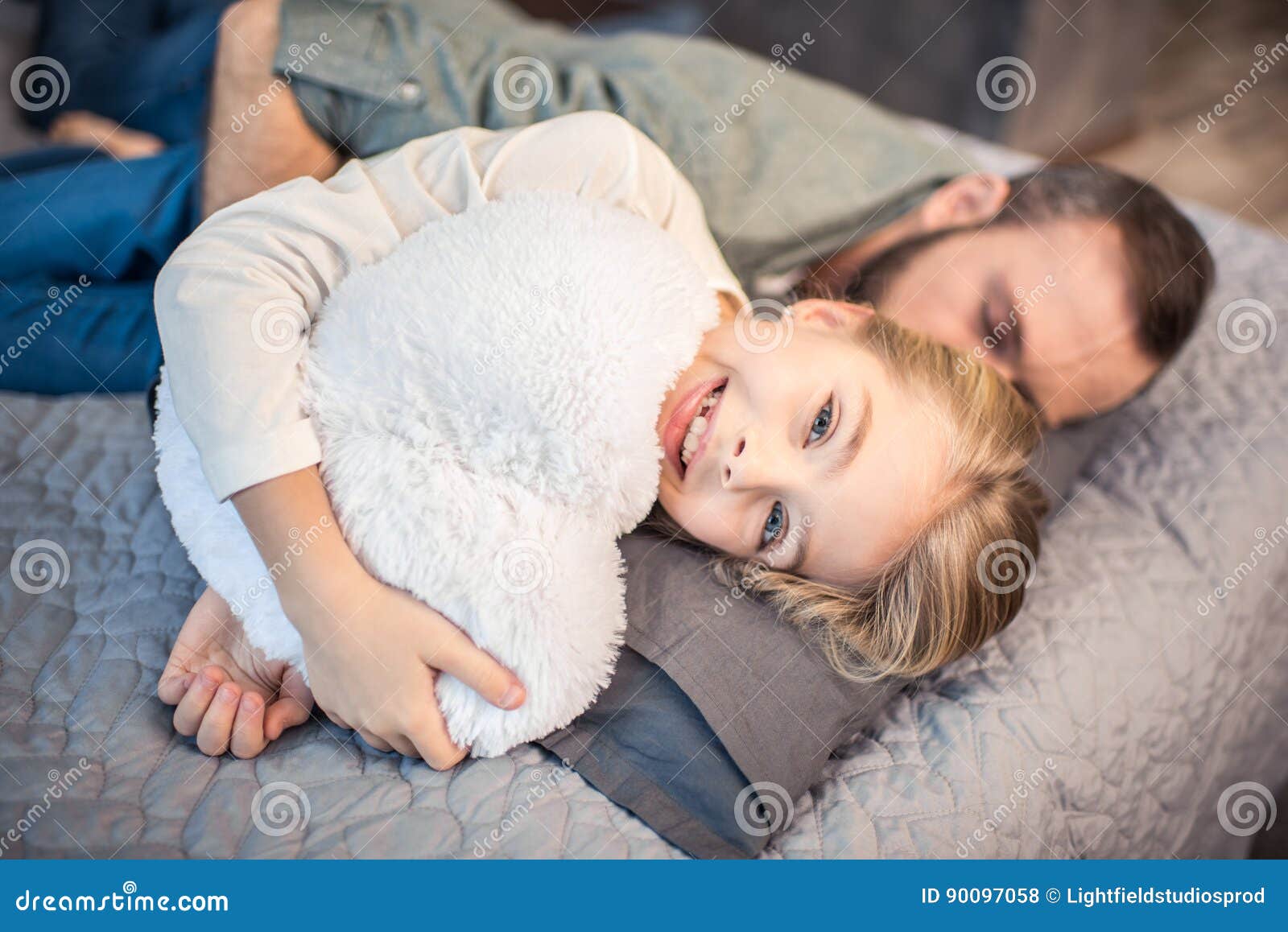 Father sleep daughter. Папа лежит на дочери. Папа и дочка на кроватт. Объятия отца и дочери лежа. Дочка лежит на папе.