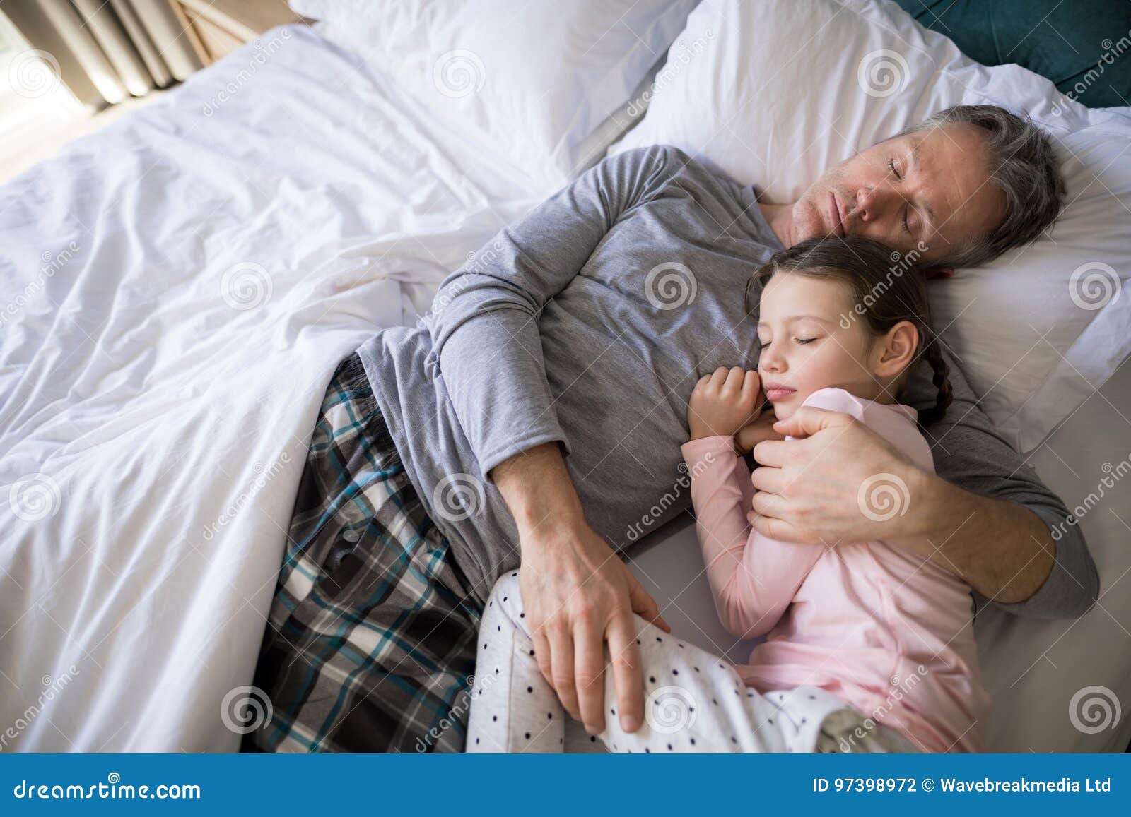 Father sleep daughter. Папа в спальне. Папа и дочка вместе спят. С папами в кровати.