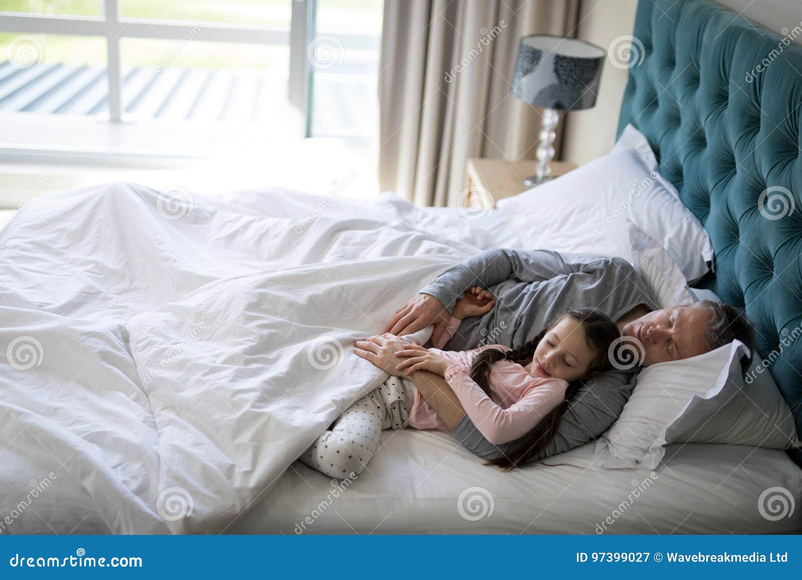 Father sleep daughter. Папа в спальне. Фотосессия в постели папа. Фотосессия на кровати папа. Папа с дочкой спят в обнимку.