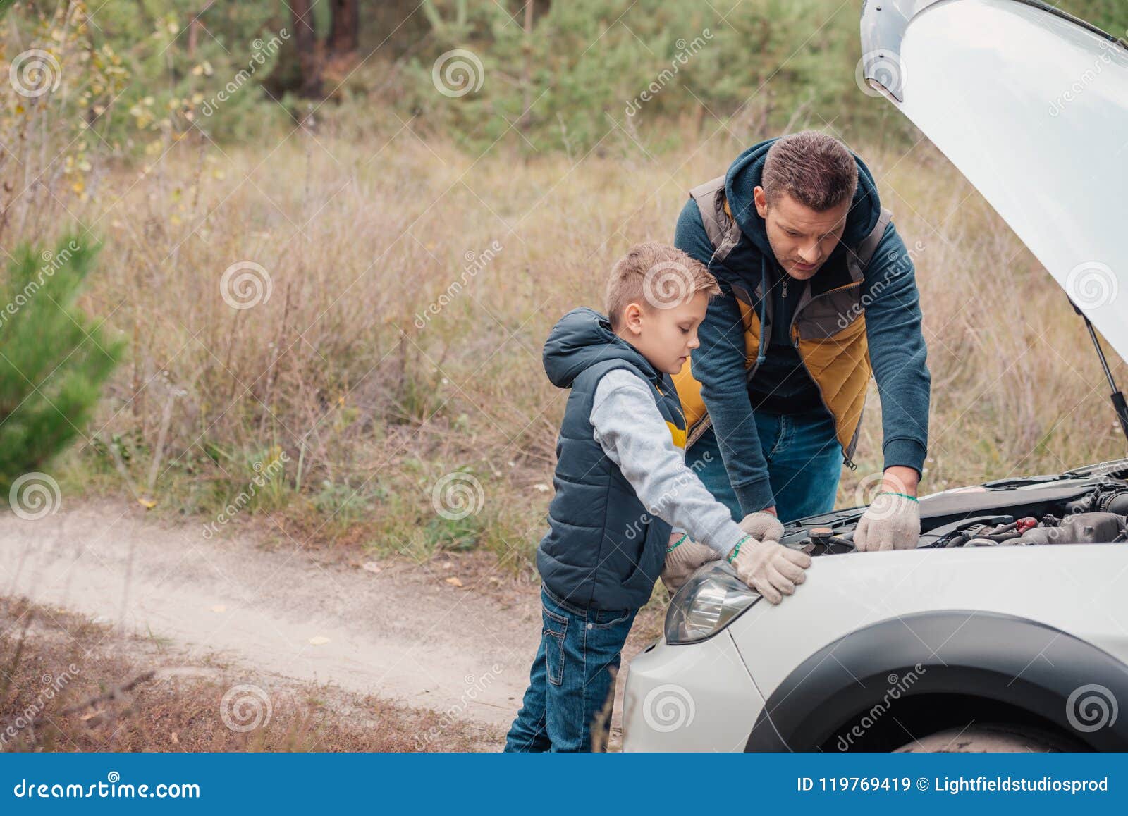 Как пользоваться автомобилем сына. Папа с свном ремонтирую машину. Папа с сыном ремонтируют машину. Фотосессия с сыном и машиной. Фотосессия папы с сыном и машиной.