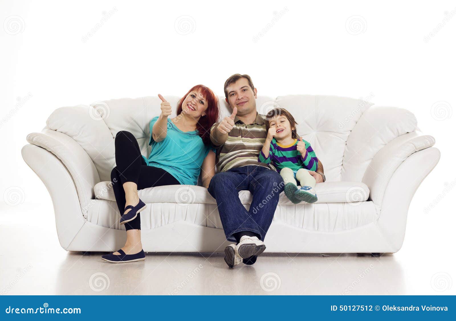 Папа сидит на диване