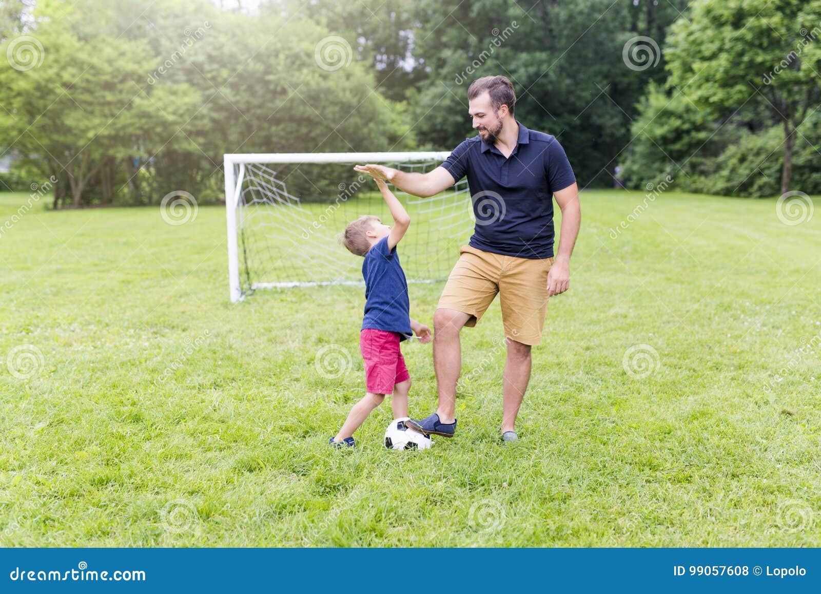 Папа играет в футбол. Игра в футбол с детьми и родителями. Футбол с сыном. Футбол с папой. Папа с сыном играют в футбол.