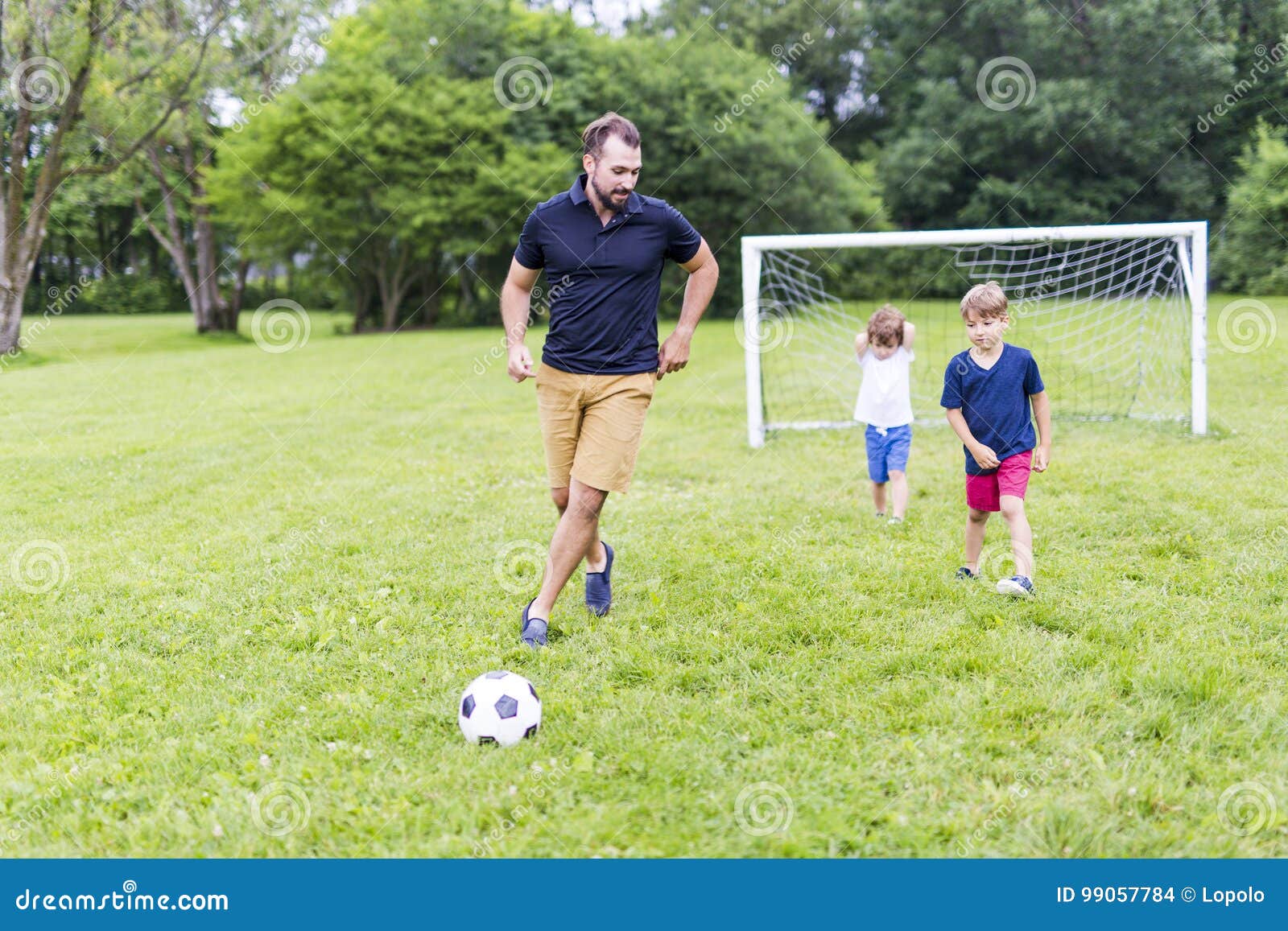 Папы играют в футбол. Папа и сын футбол. Отец и сын играют в футбол. Фотосессия на футбольном поле с сыном. Папа с сыном играют в футбол.