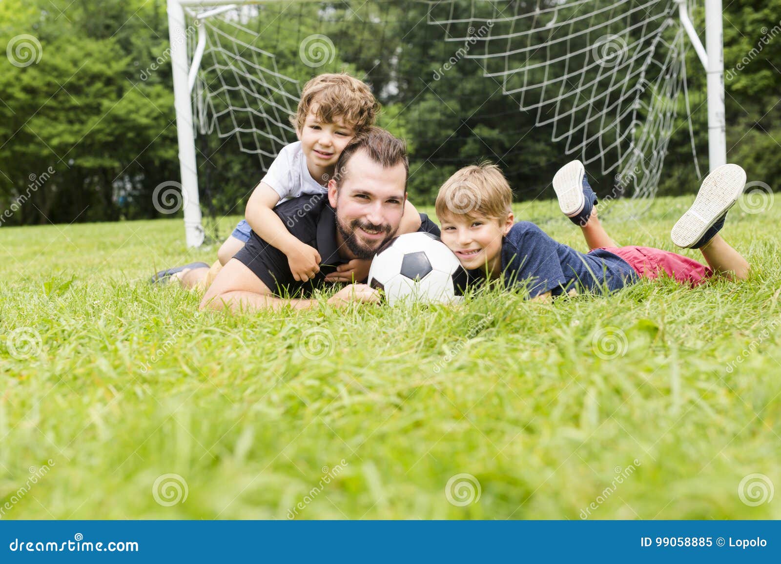 Папа играет в футбол. Семья на футбольном поле. Футбол с папой. Отец и сын футбол. Фотосессия на футбольном поле с сыном.