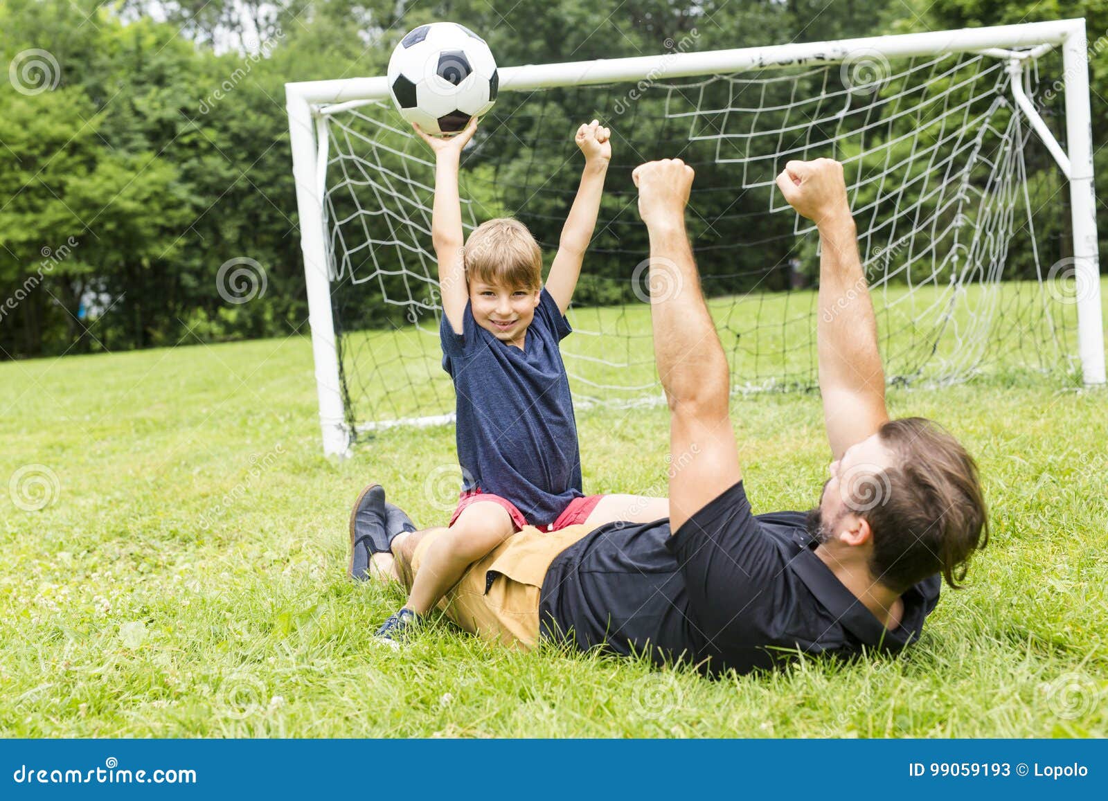 Папа играет в футбол. Футбол с папой. Мальчик с папой играет в футбол. Папа и сын футбол. Семья на футбольном поле.