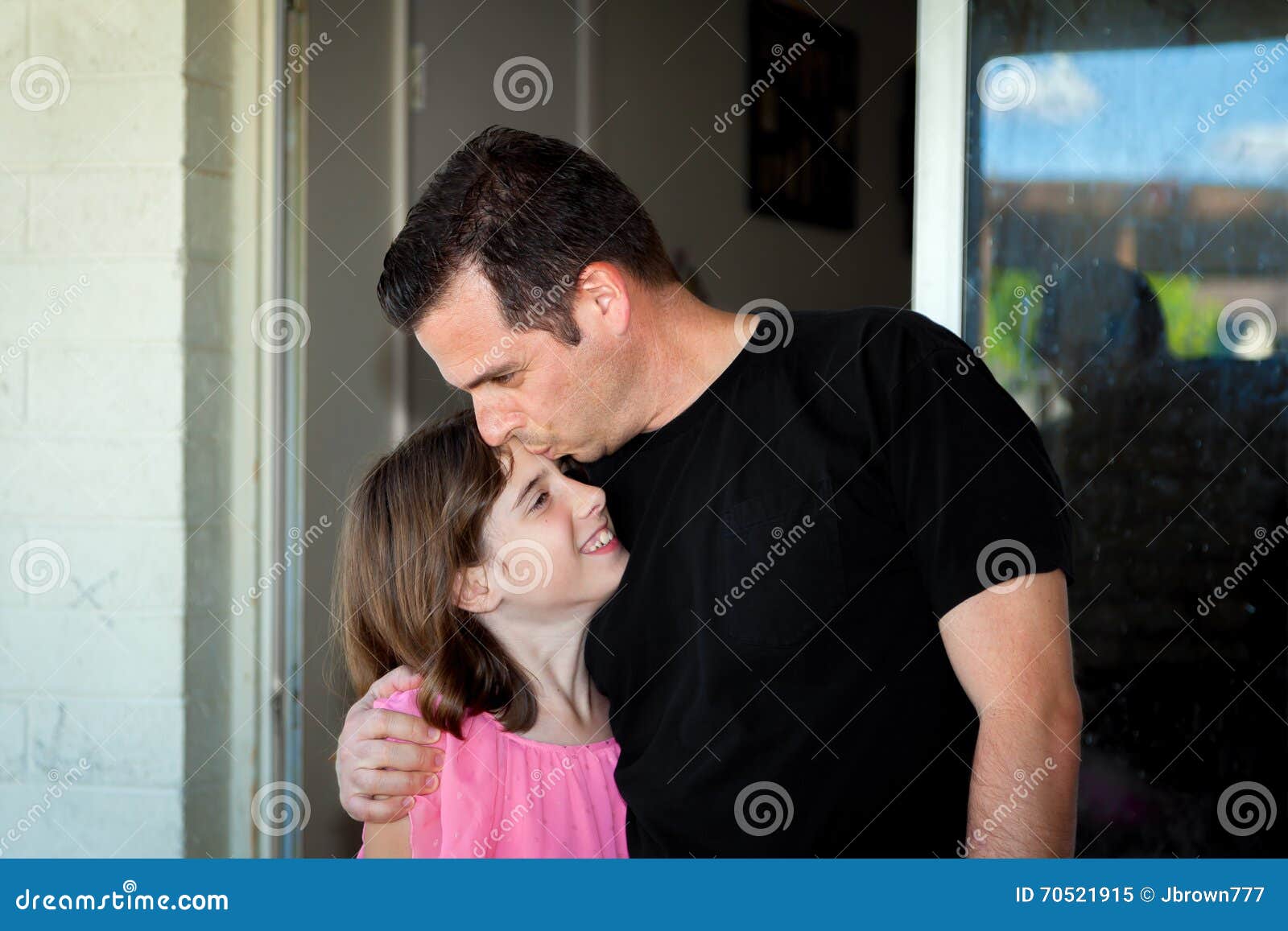 Папа дочку после школы. Поцелуй отца и дочери. Поцелуй папу. Отец целует дочь в лоб. Папа с дочкой с языком.