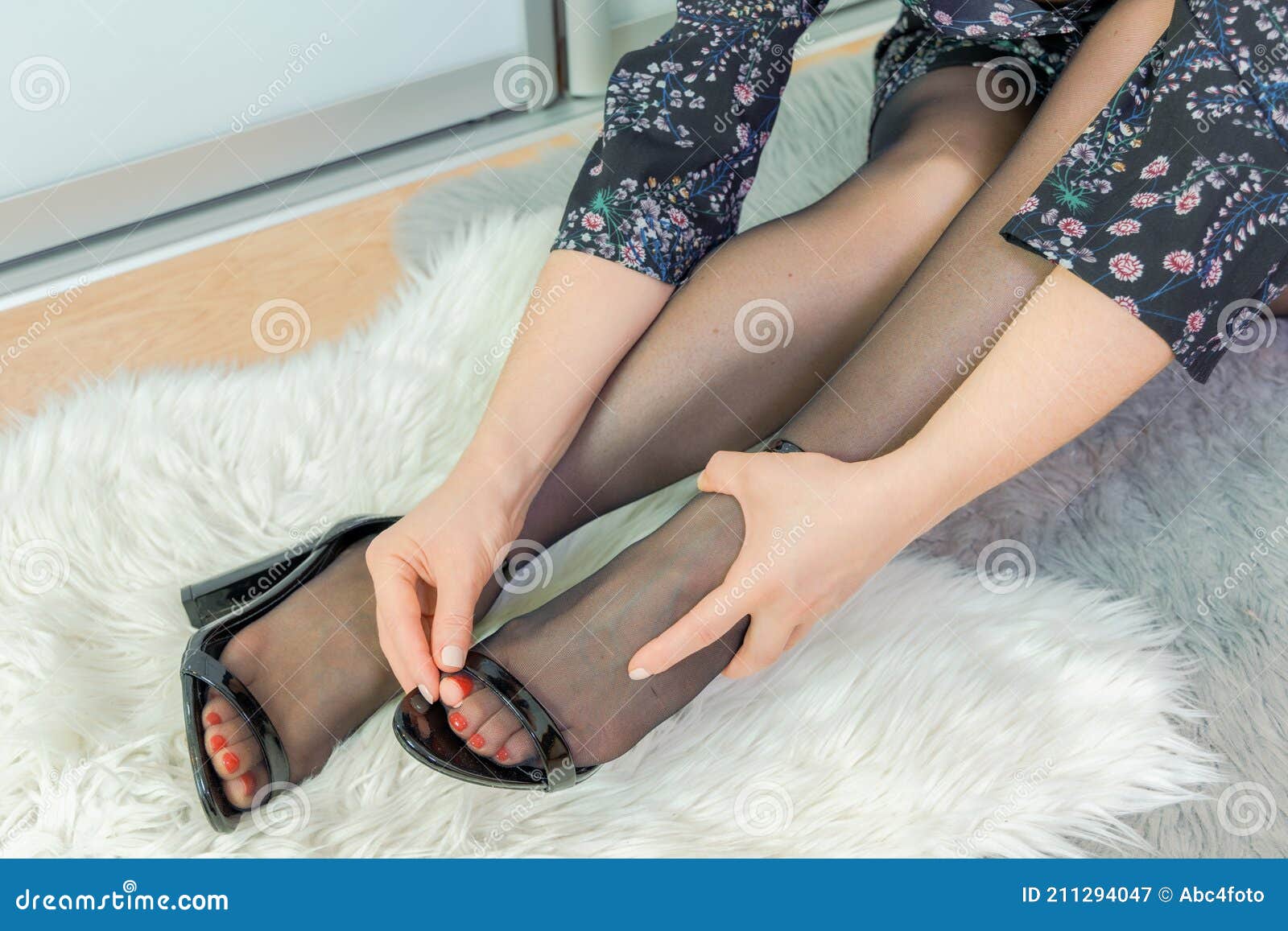 Открытие отображения женщины в колготки на ноге Стоковое Изображение -  изображение насчитывающей нога, женщина: 211294047