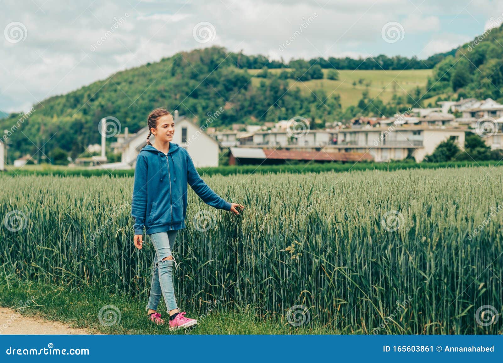 Девушка с косичками в поле