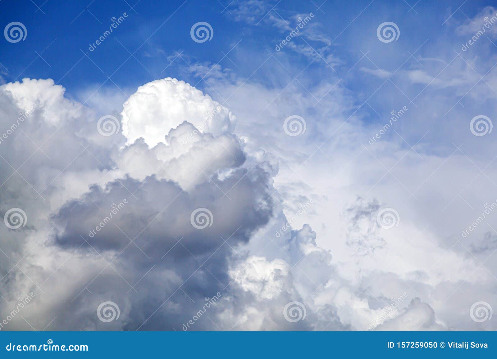 Отличная текстура облаков и летнего неба Стоковое Фото - изображение насчитывающей сообщение, больш: 157259050
