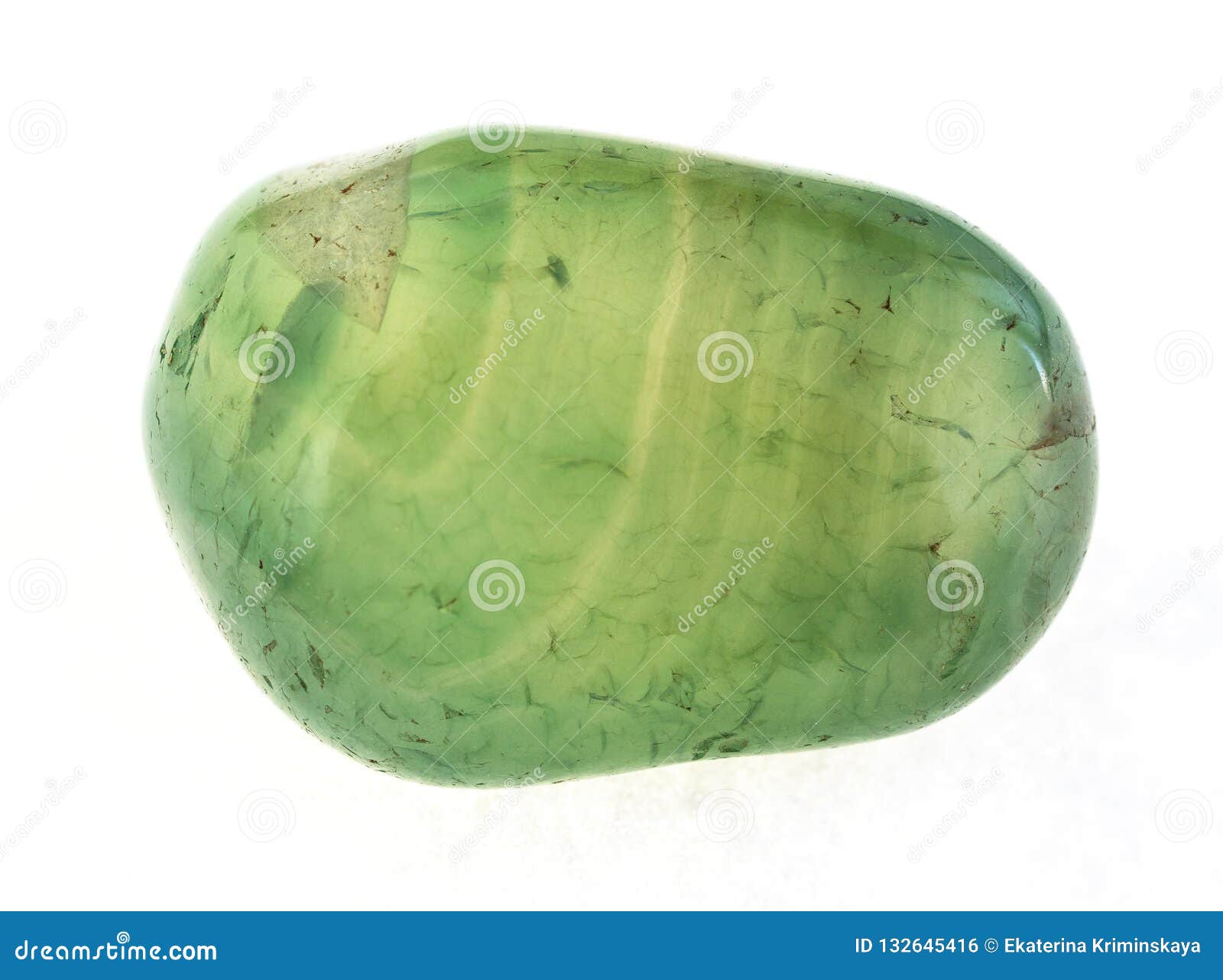 отполированный зеленый прозрачный камень кальцита на белизне Стоковое Фото- изображение насчитывающей материал, декоративно: 132645416