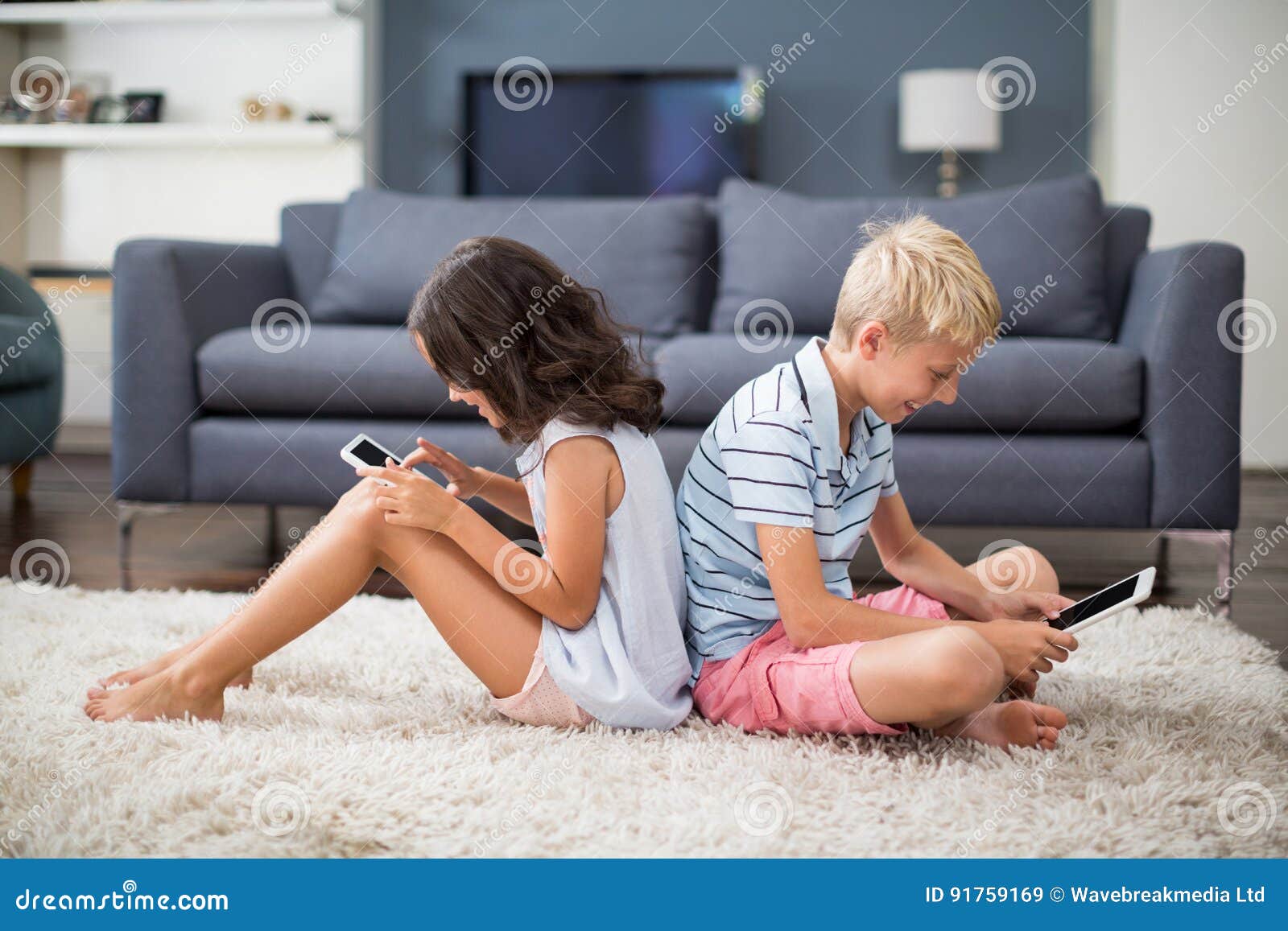 Сестра сидит в телефоне. Сестра сидит дома. Брат и сестра сидят с телефонами на диване с телефонами.
