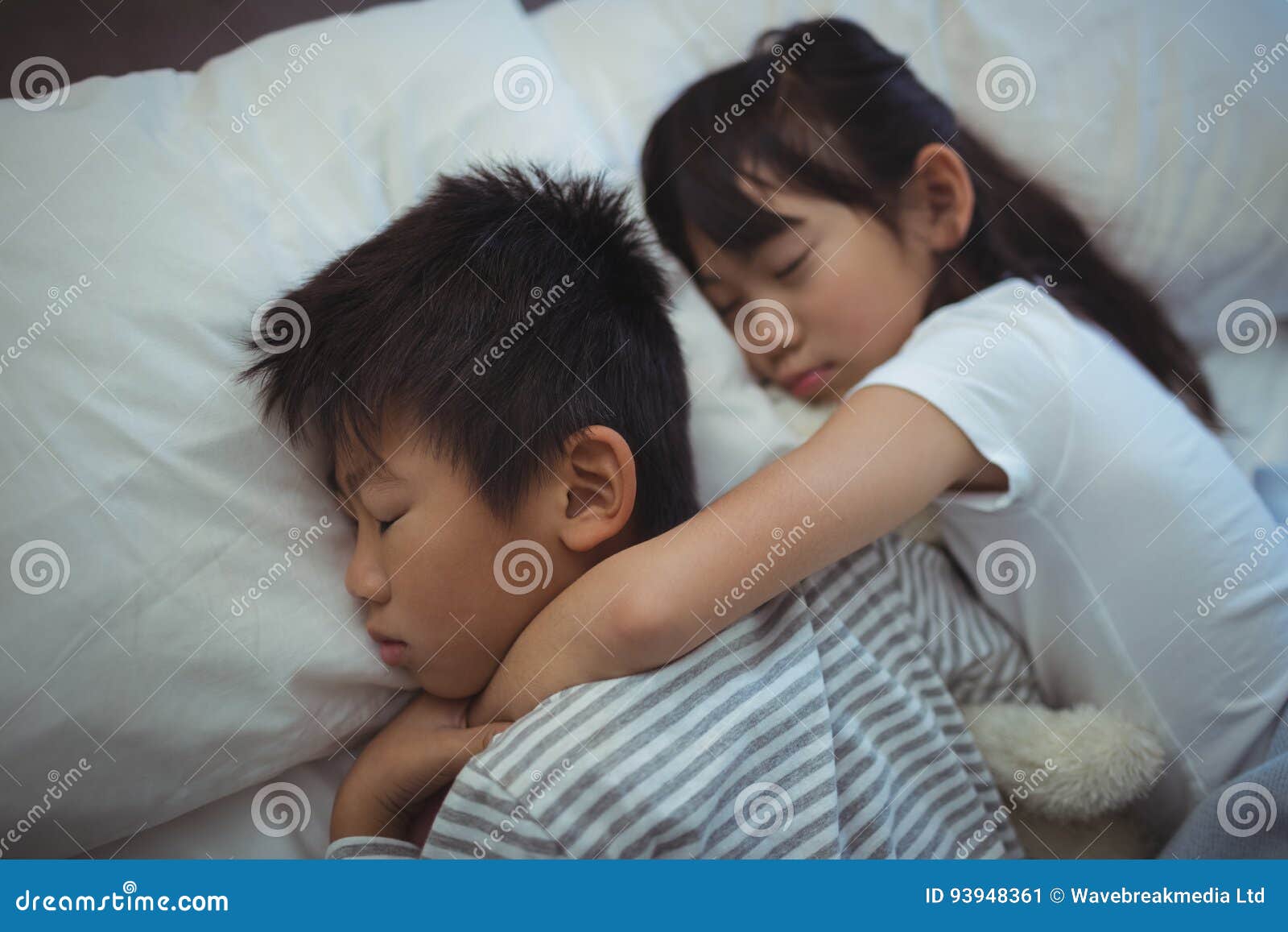 Спящей сестра японская. Сестра и брать ночью в кровати. Сестрёнка заползла к брату в постель.