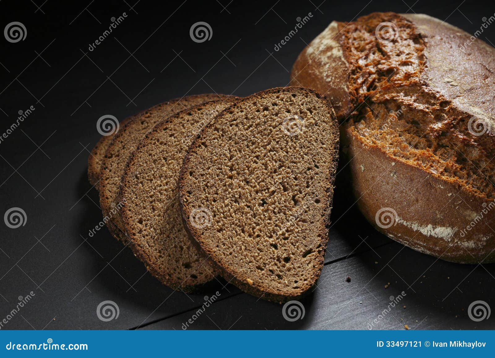 Белый хлеб во сне к чему снится. Круглый черный хлеб. Хлеб на темном фоне. Черный хлеб овальный. Фон ржаной хлеб.