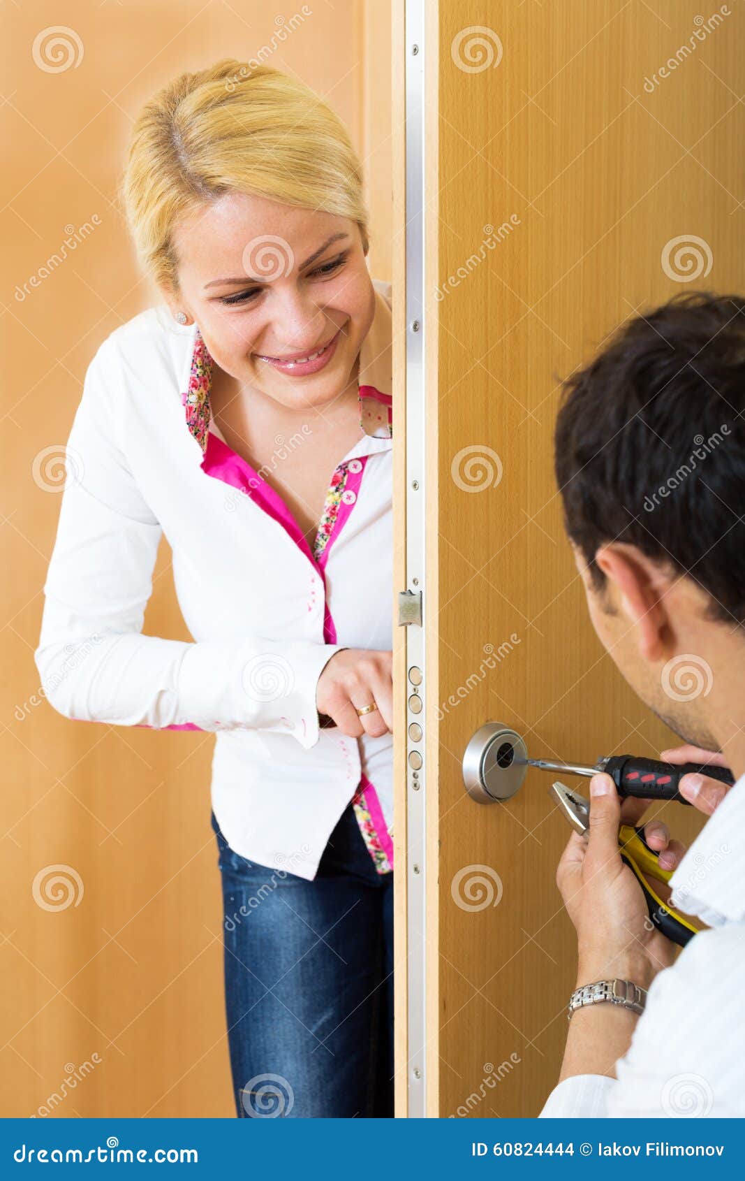 Жена открывает дверь муж. Мужчина чинит дверь. Фото человек чинит замок. Черный ремонтирует дверь женщина.
