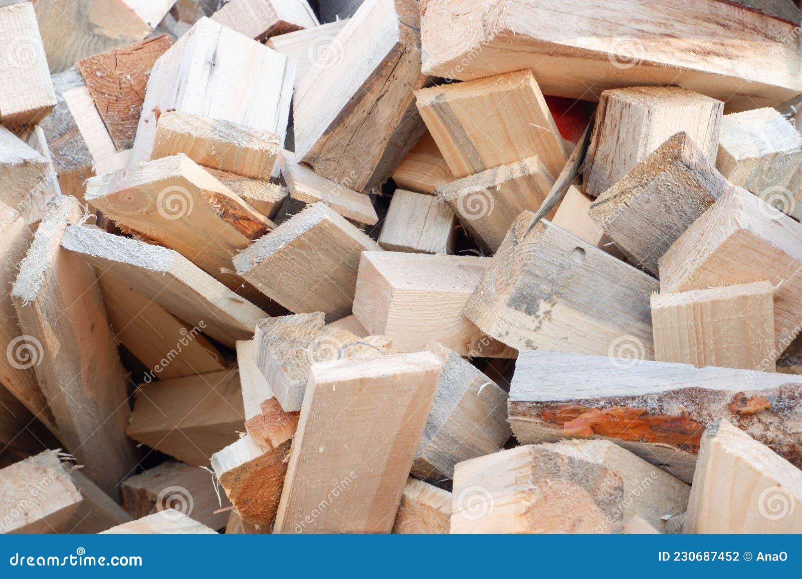 отходы производства древесины. дрова. пиломатериалы, срезанные идеально,  как задний план. фон древесного топлива Стоковое Фото - изображение  насчитывающей жара, швырок: 230687452