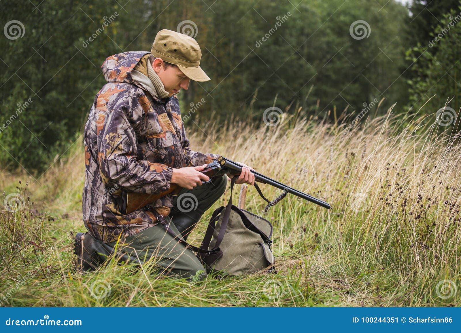 Молодой охотник в час ночной. Молодой охотник с винтовкой. The Hunter охота с ружьём. Охотник с ружьем транквилизатором. Охотник с заряжающим человеком.