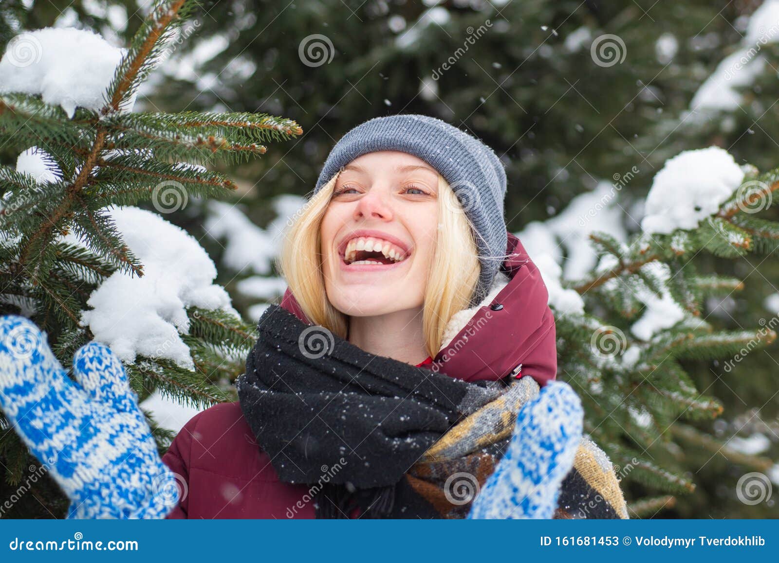 Очаровательная девушка в тёплой зимней одежде Портрет красивой улыбающейся блондинки с красным носом, закрывающийся на улице Стоковое Изображение - изображение насчитывающей перчатки, замерзано: 161681453