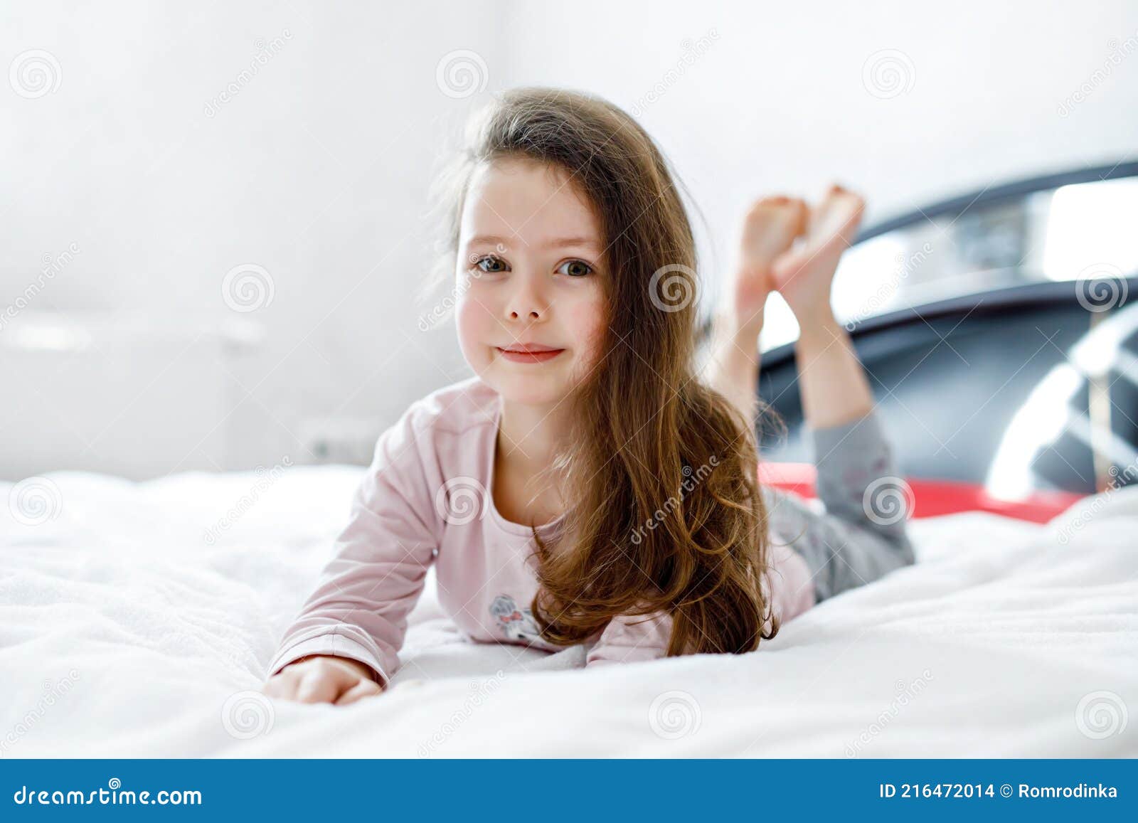 Очаровательная малышка на кровати
