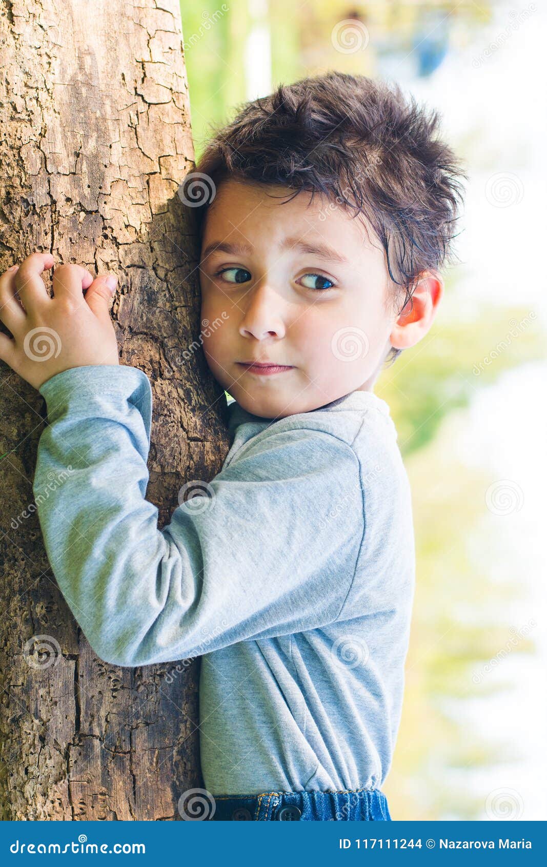 Очаровательный мальчик. Мальчик около дерева. Мальчик около сосны. Мальчик 10 лет около дерева.