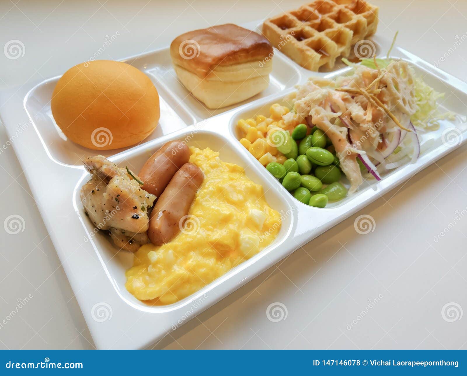 Очень вкусное доброе утро завтрака с подносом еды на белом Tabl Стоковое  Фото - изображение насчитывающей отдых, завтраки: 147146078