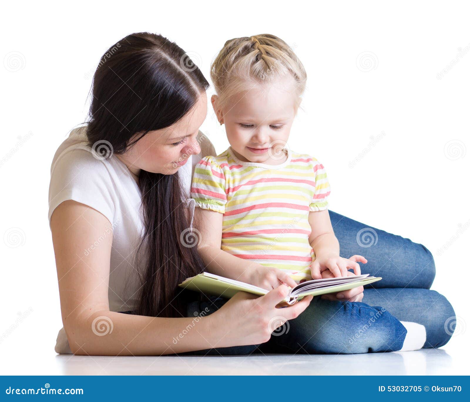 Читать мама с другом. Мама читает на белом фоне. Мама с дочкой читают книгу. Читаем с мамой фон. Рамка чтение детям от мамы.
