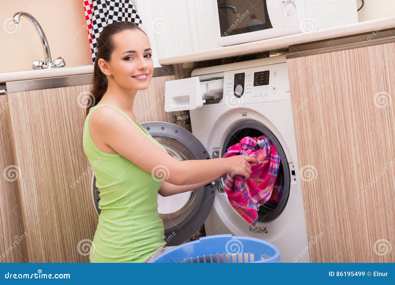 Жена стирает фото. Мама стирает. День прачечной. Мужчина вешает одежду. Стиральная машина.