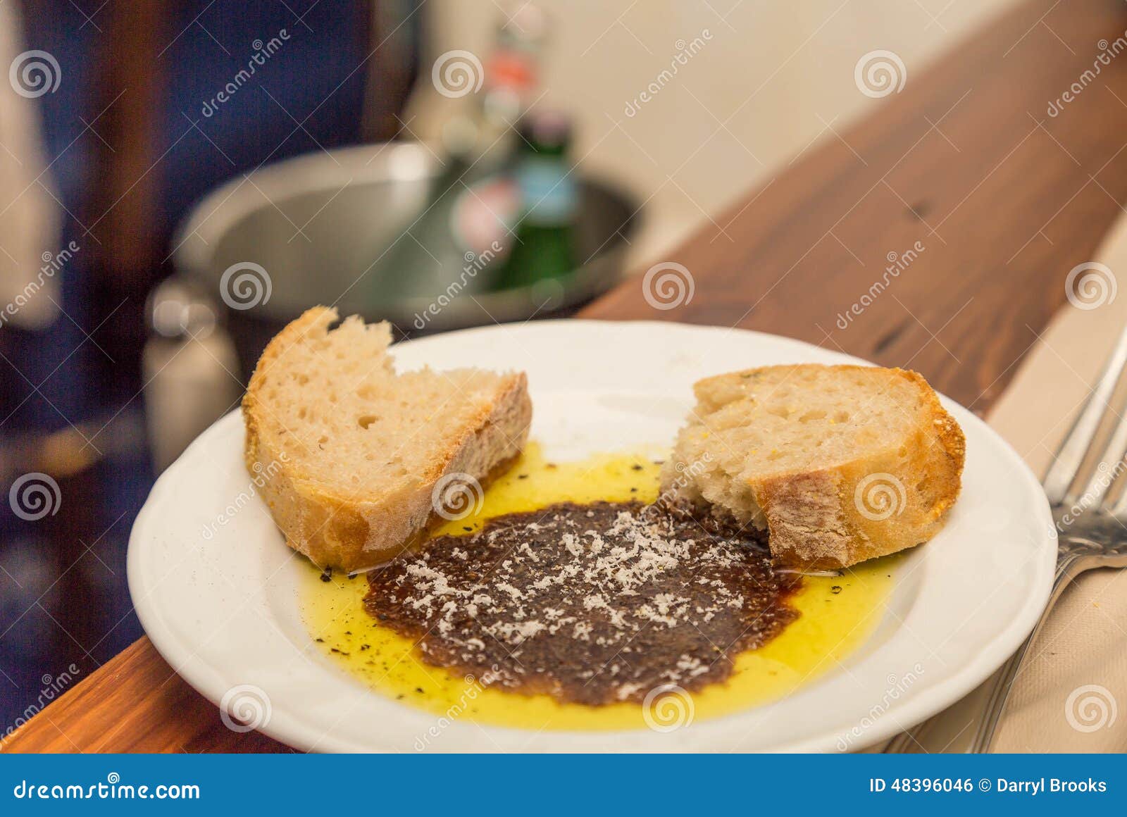 Bread olive oil. Хлеб с оливковым маслом. Макать хлеб в масло. Бальзамик масло хлеб. Макать хлеб в оливковое масло.