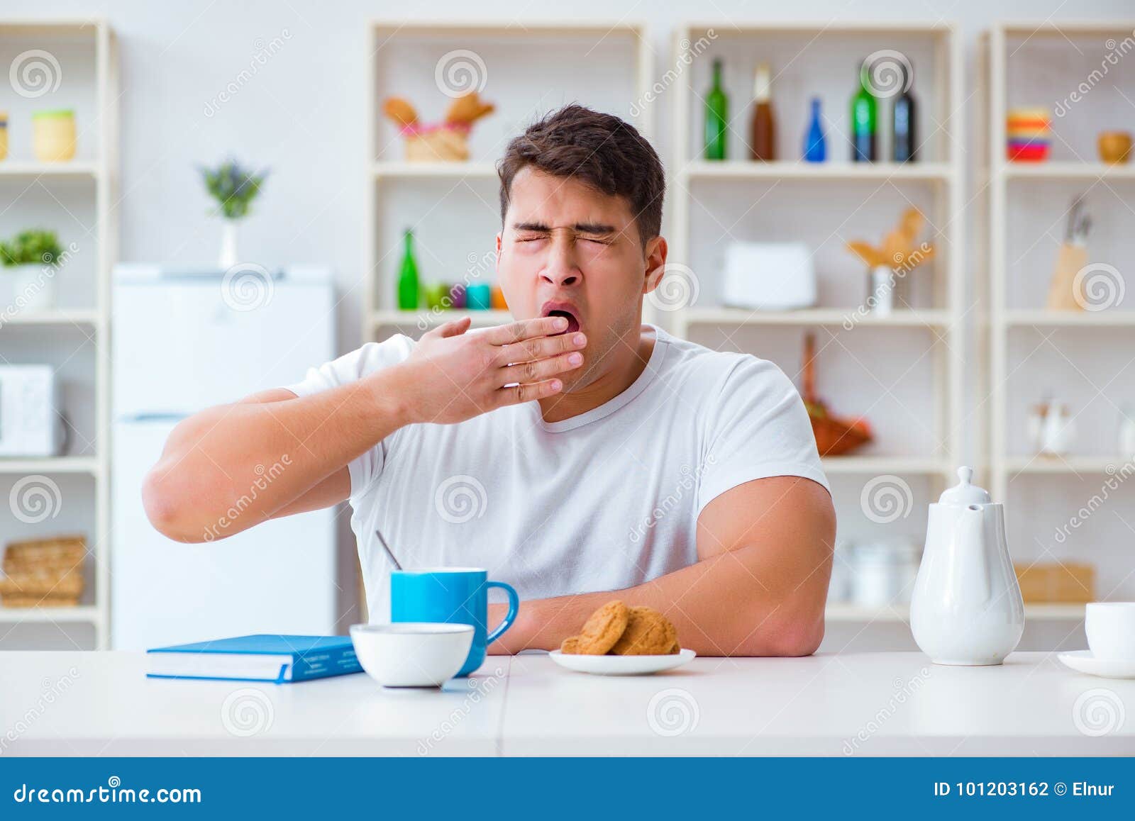 Спать после завтрака. Сонный человек завтракает. Человек Сонный за завтраком картинка. Сонный человек с кофе. Невыспавшийся на кухне.