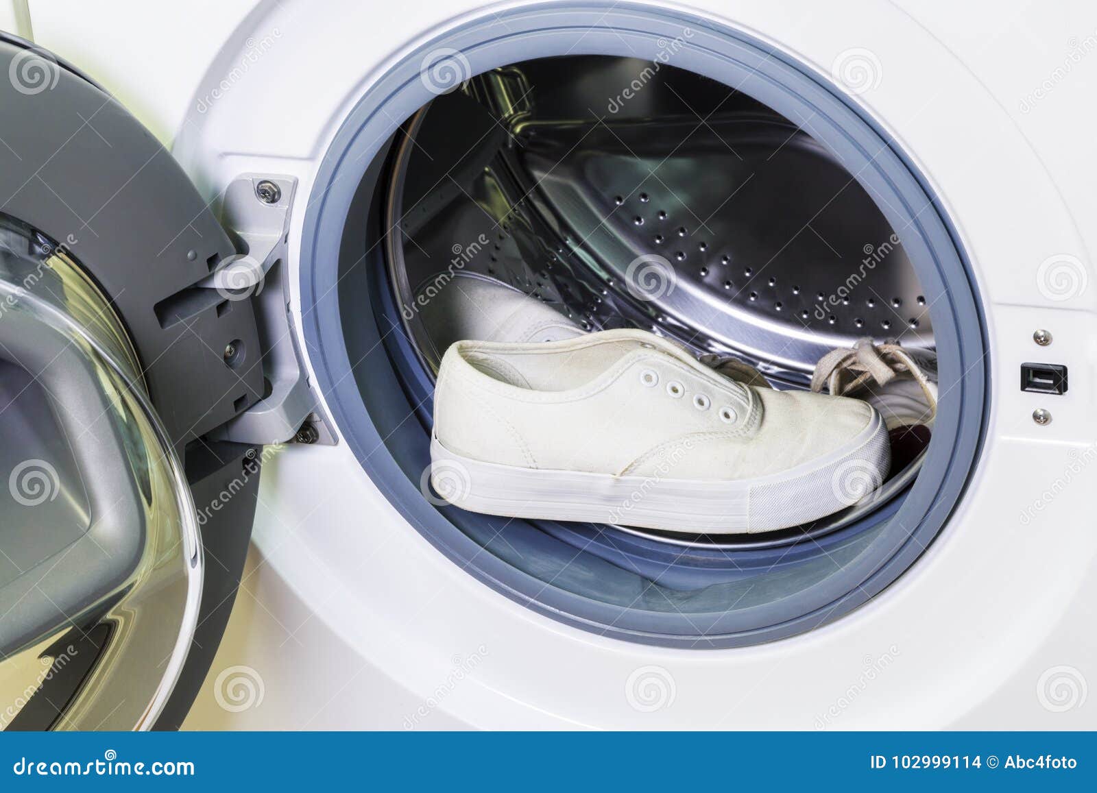 Отжим кроссовок в стиральной. Кроссовки в стиральной машине. Кеды в стиральной машине. Стирка кроссовок в стиральной машинке. Стирка белых кроссовок в машинке.