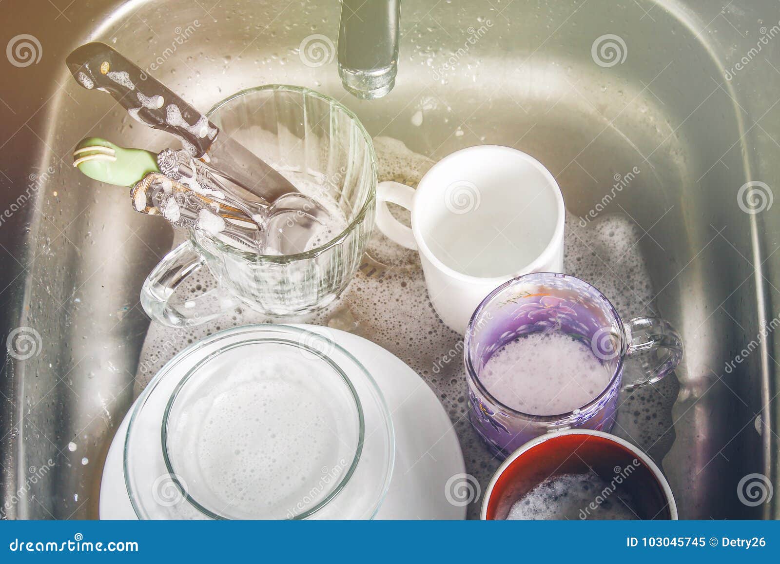 Мыть чужую посуду во сне. Тазик посуда. Грязная посуда в тазу. Тазик с грязной посудой. Грязная посуда в мыльной воде.