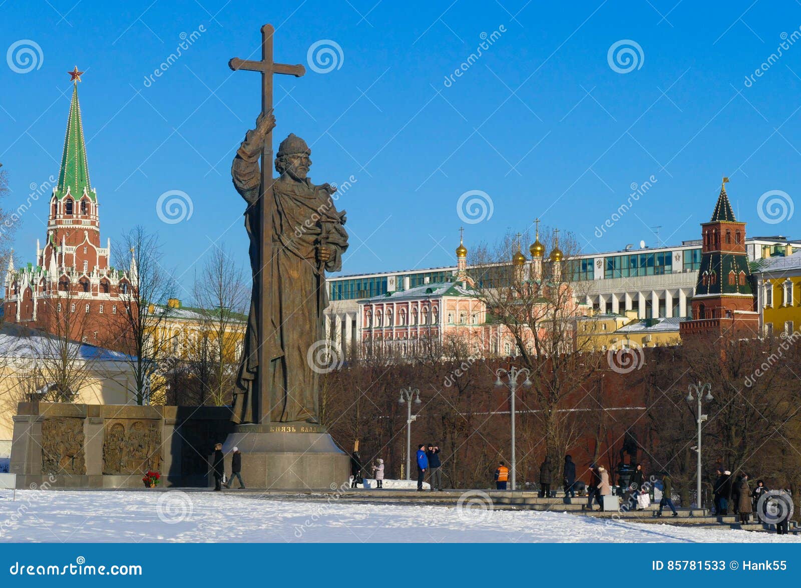 Какому владимиру памятник в кремле